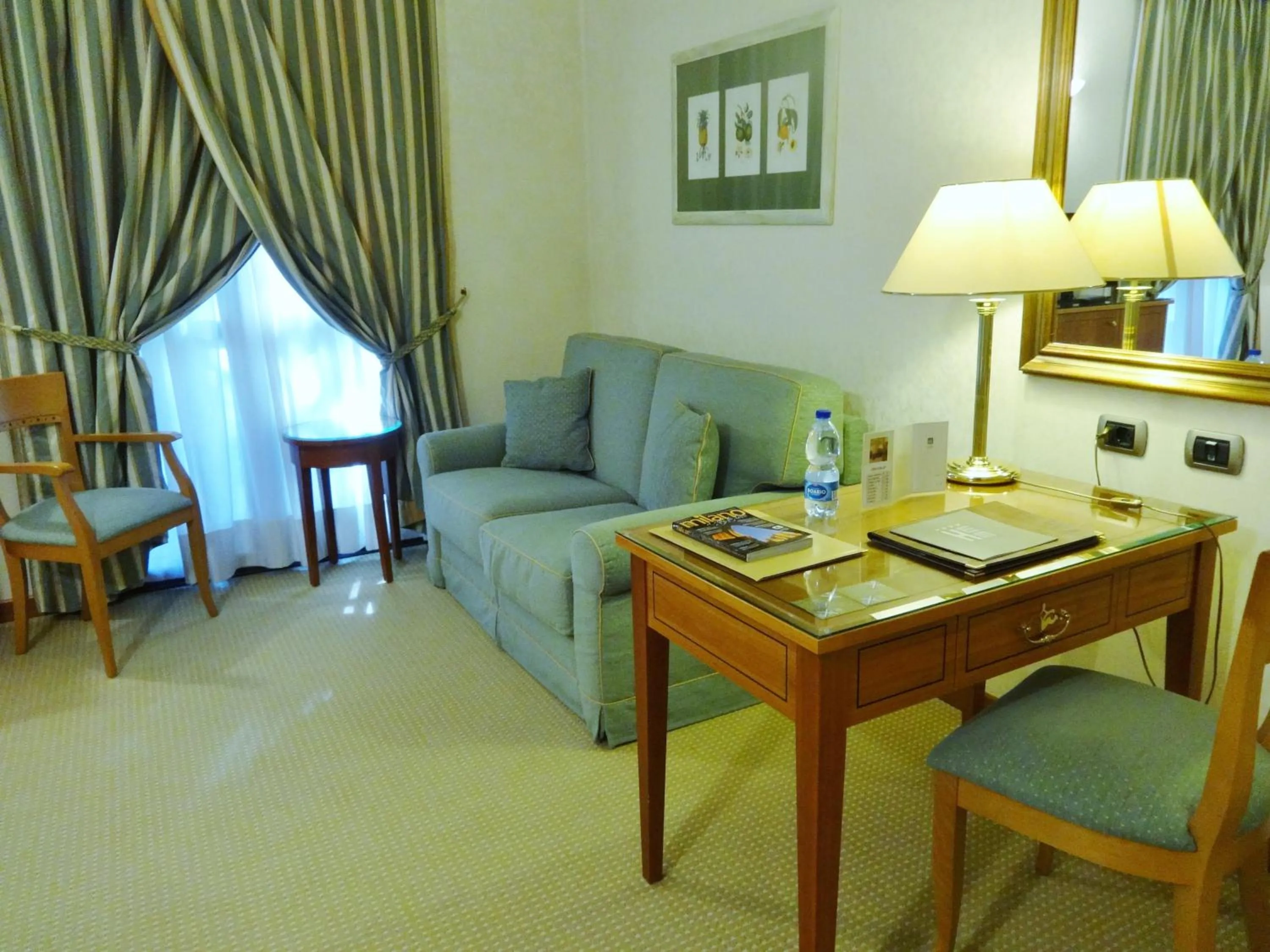 Seating area in Hotel Excelsior Magenta