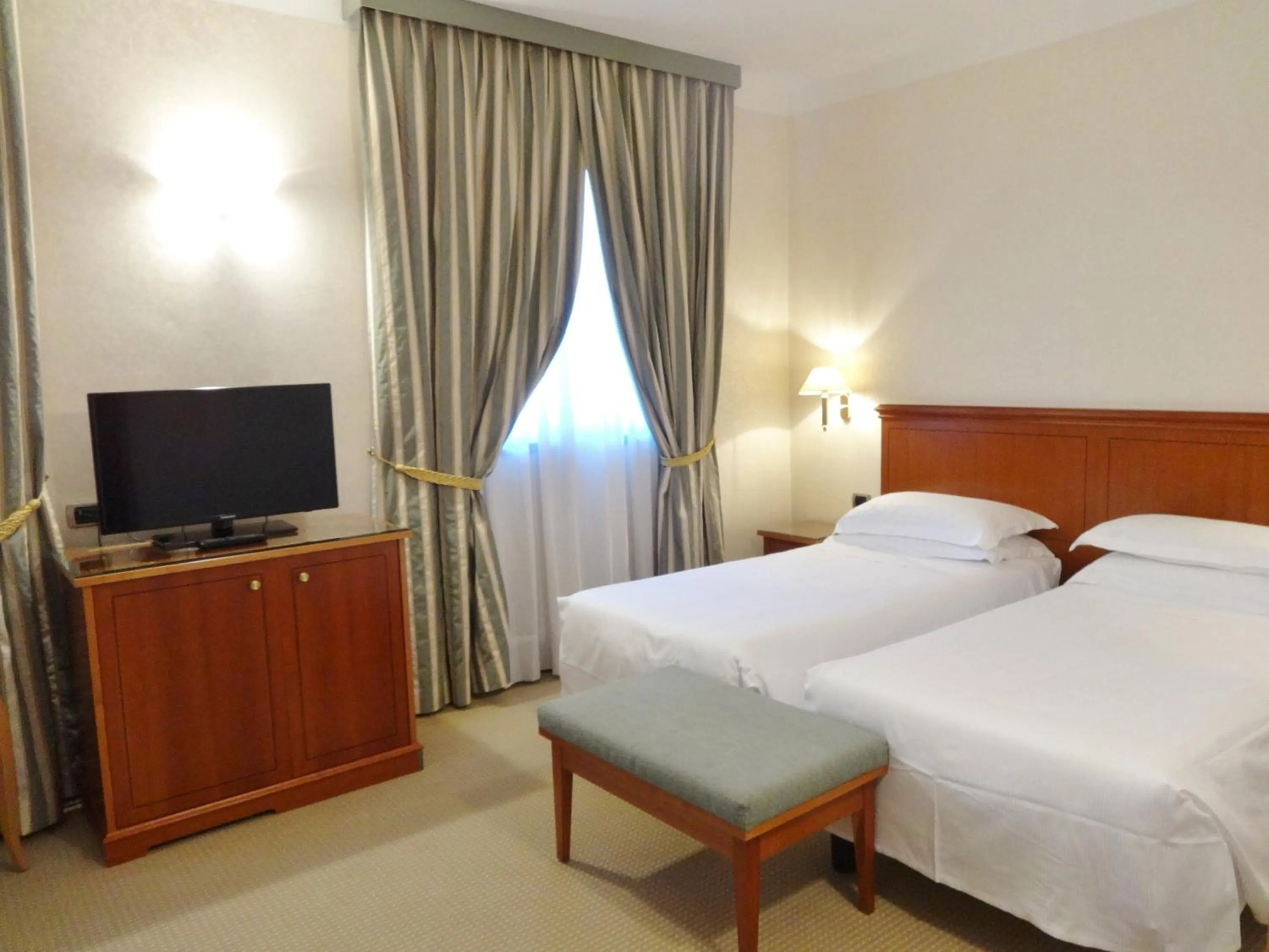 Bed in Hotel Excelsior Magenta