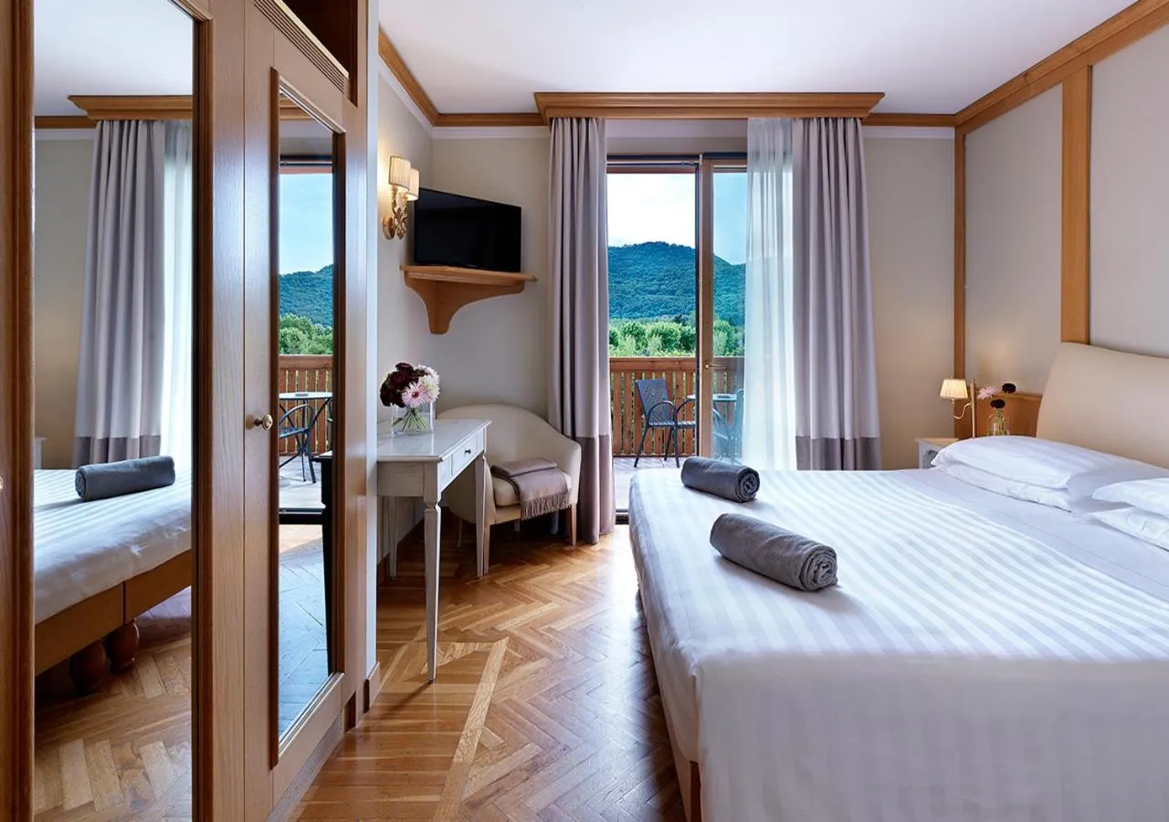 Bed in Iseo Lago Hotel