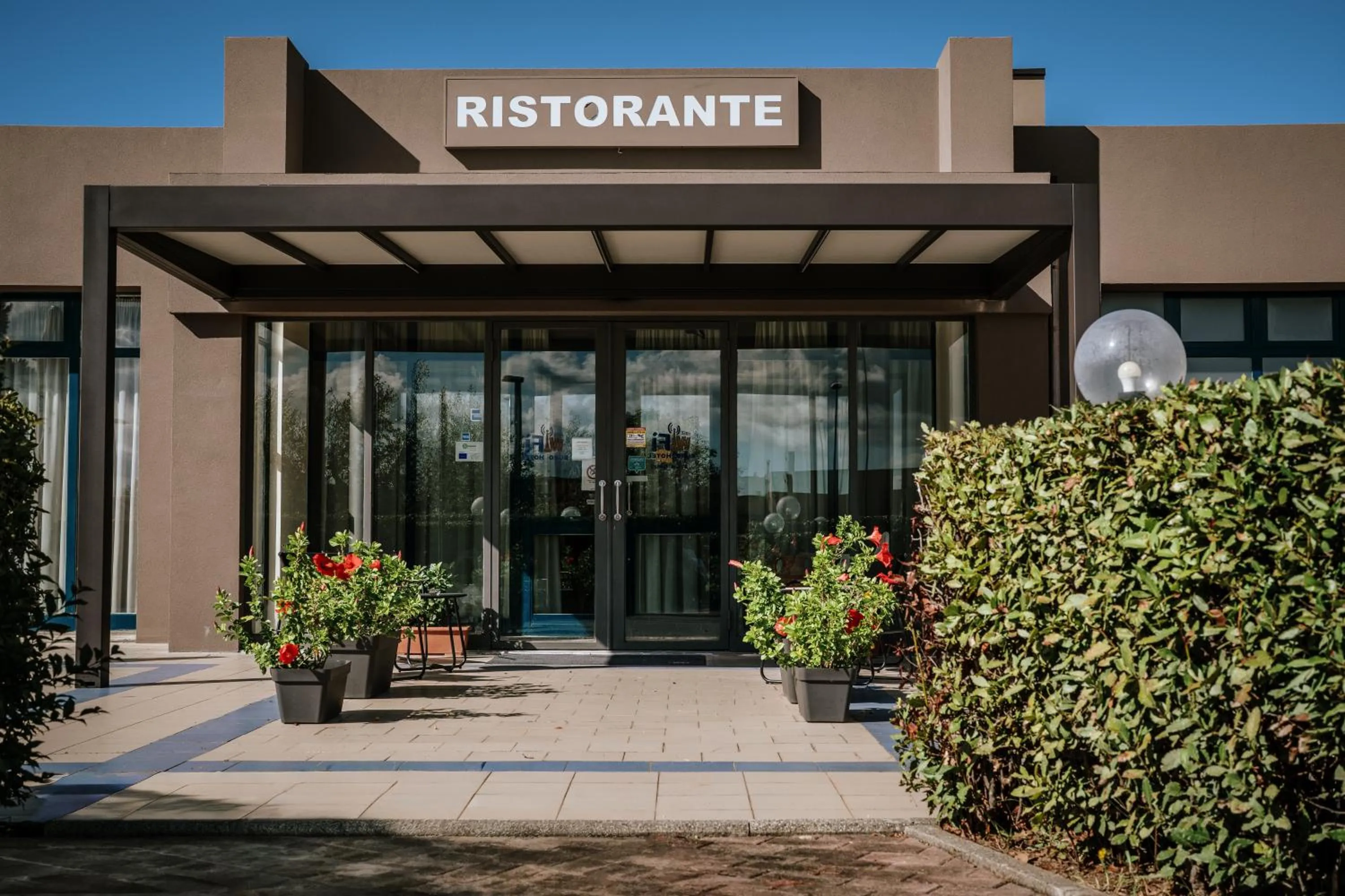 Restaurant/places to eat in Euro Hotel