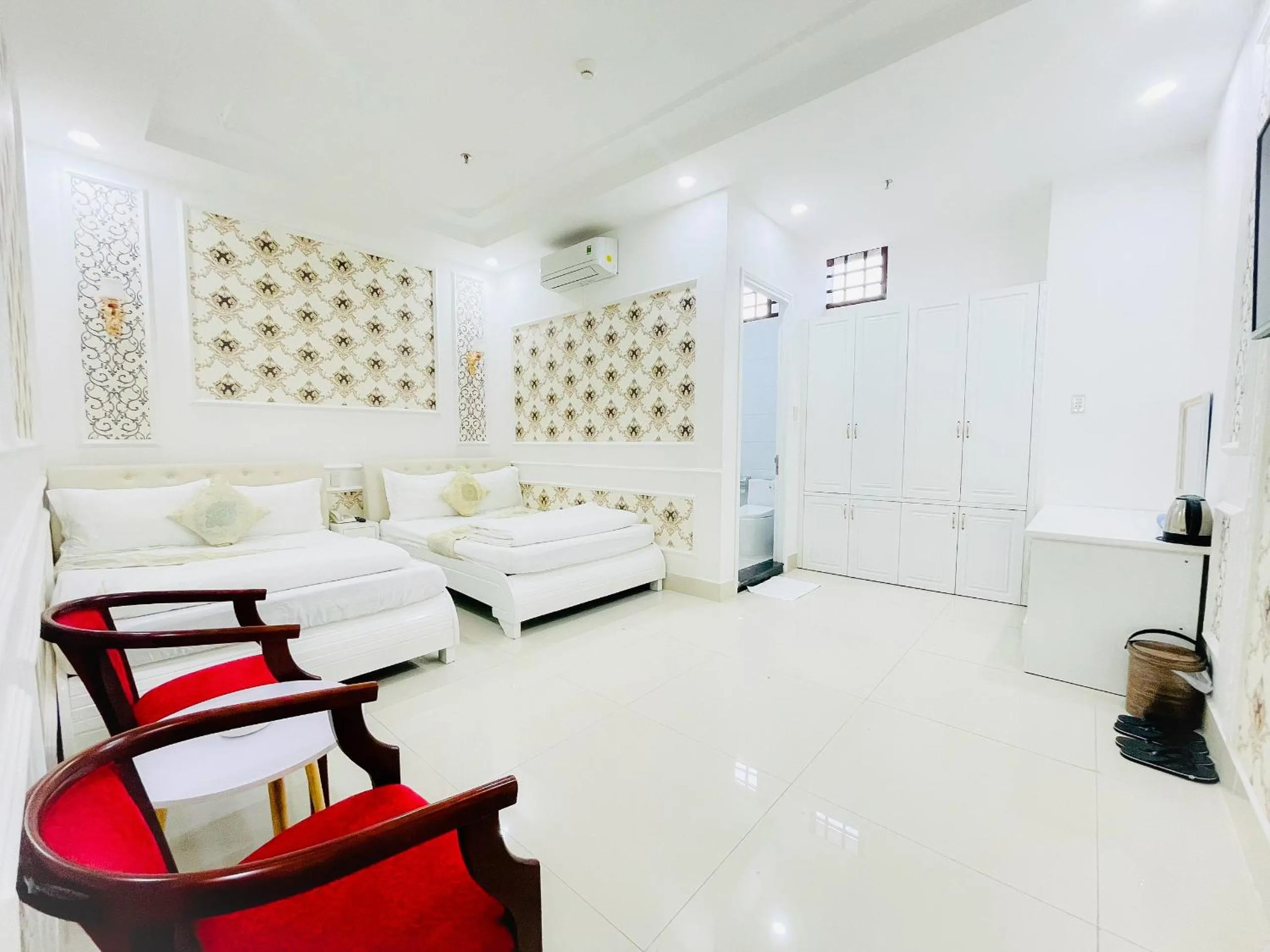 Living room, Bed in Linh Phuong 6 Hotel