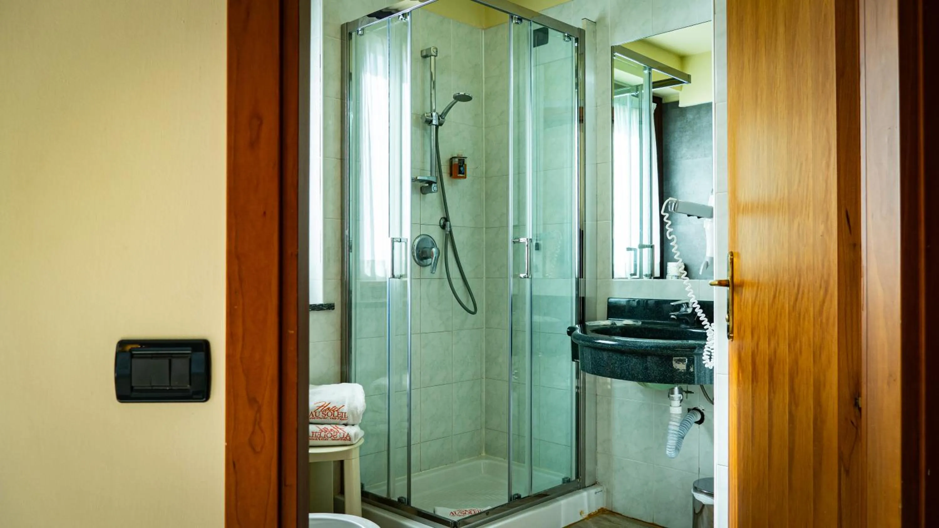 Shower in Hotel Au Soleil
