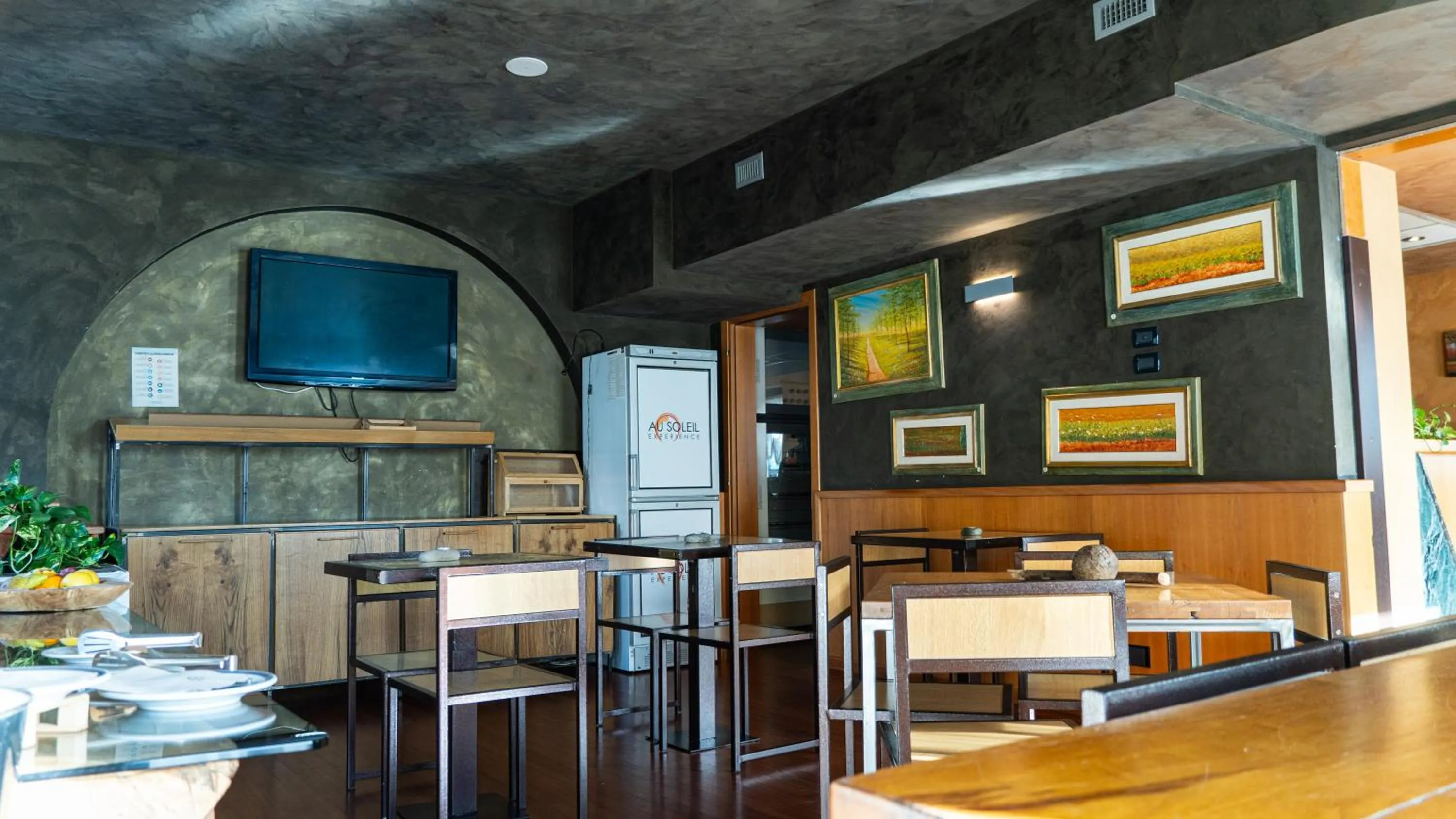 Communal lounge/ TV room in Hotel Au Soleil