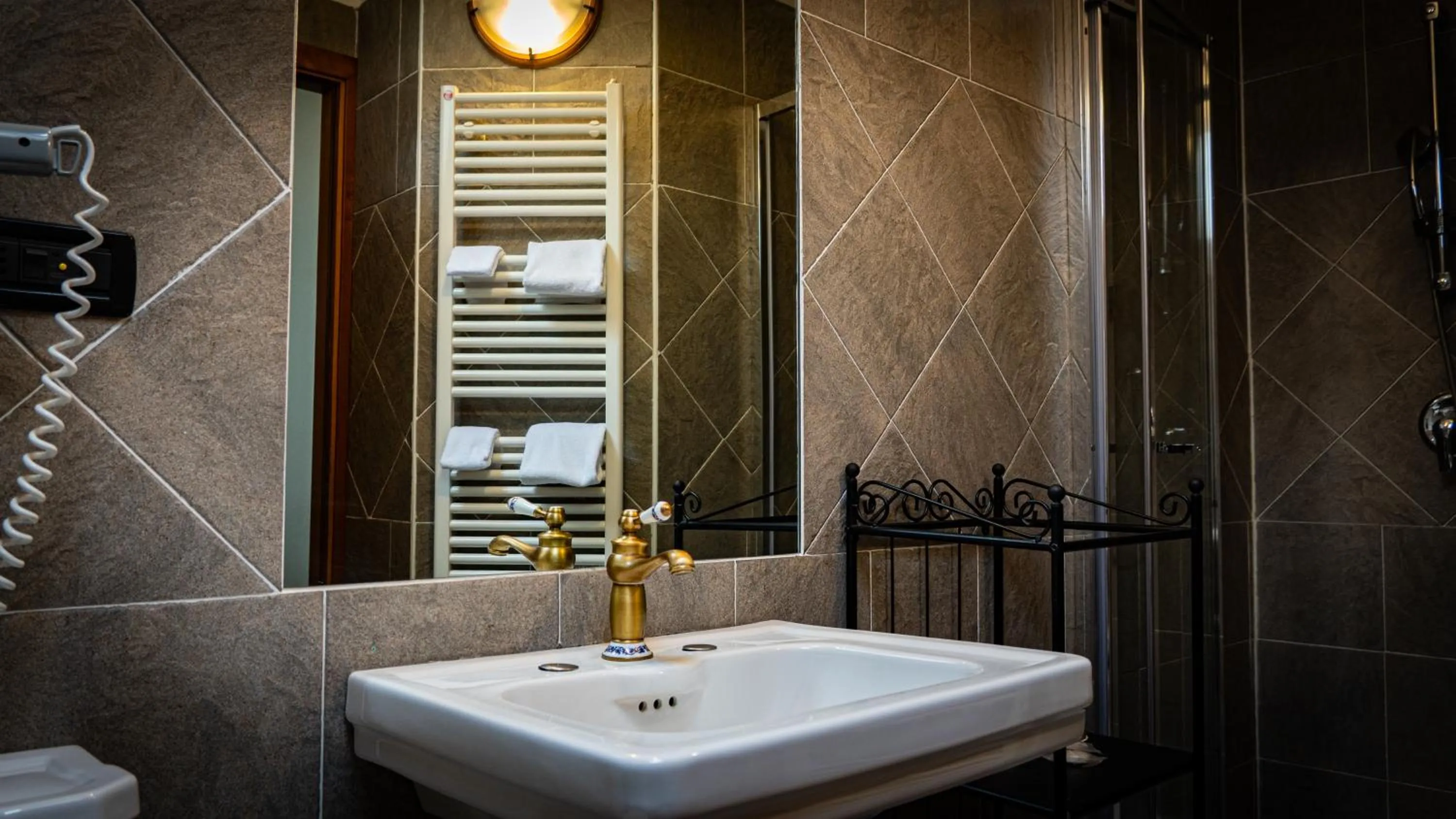 Shower in Hotel Au Soleil