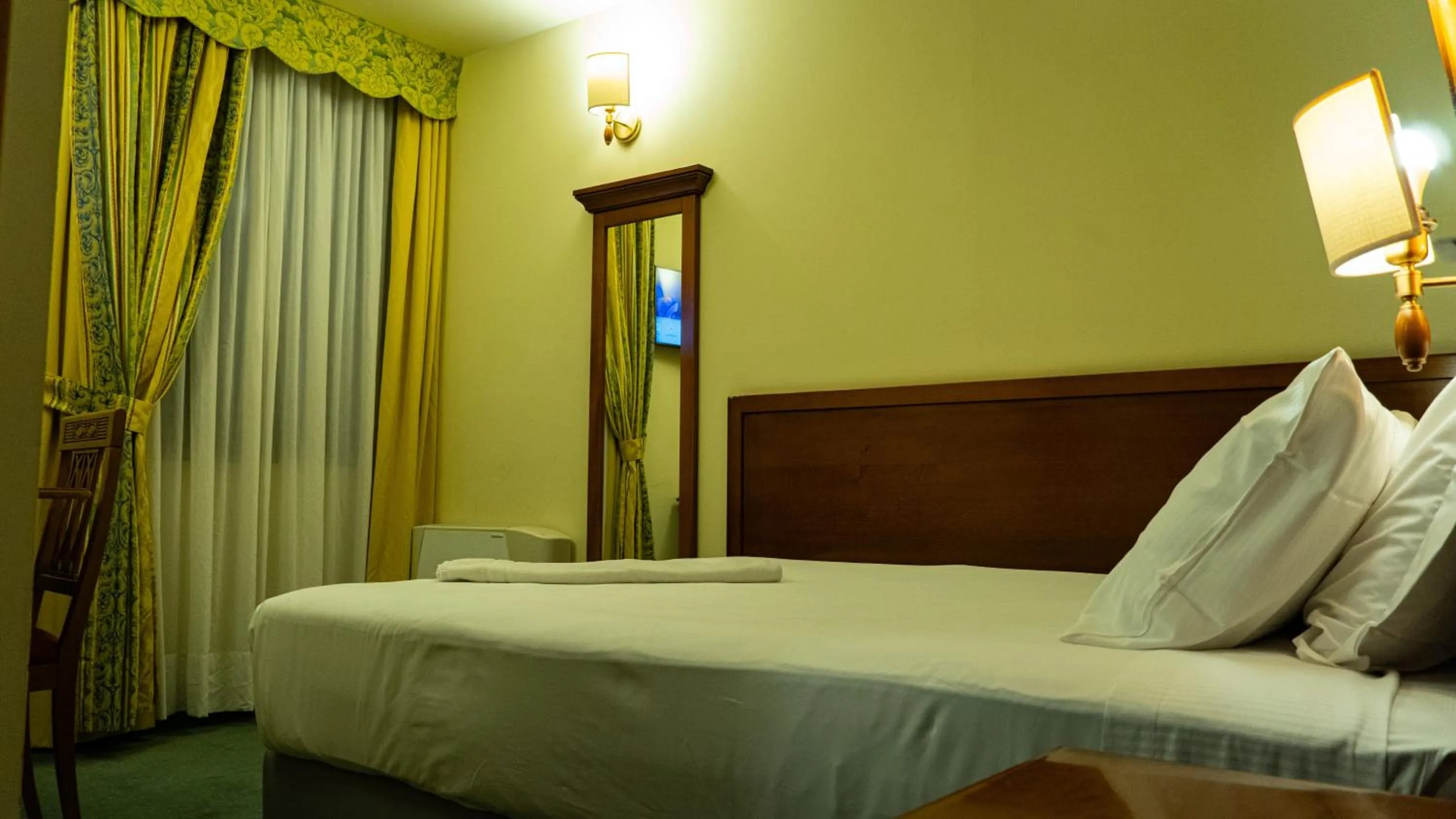 TV and multimedia, Bed in Hotel Au Soleil