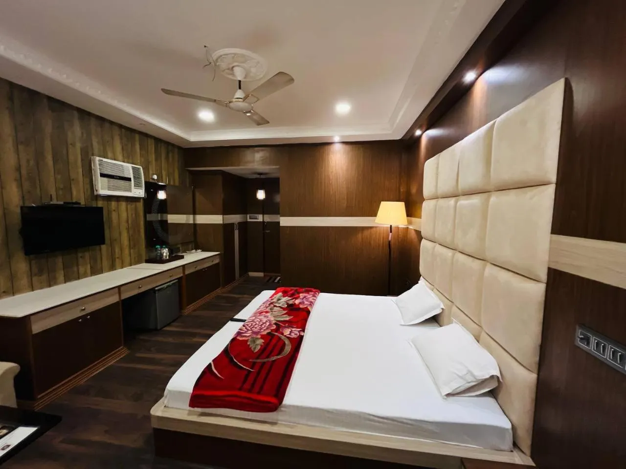 Communal lounge/ TV room, Bed in Hotel Majestic