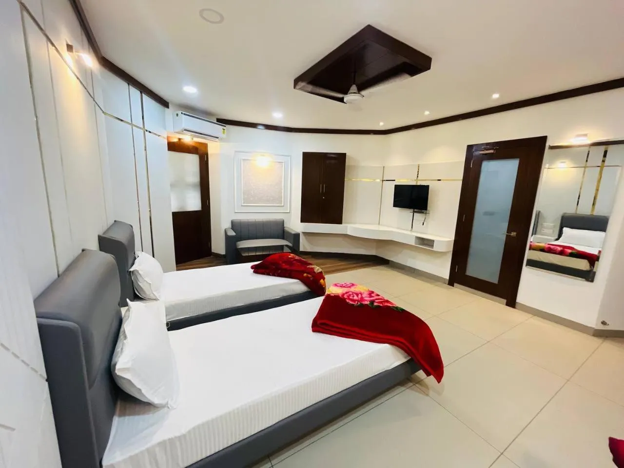 Communal lounge/ TV room, Bed in Hotel Majestic