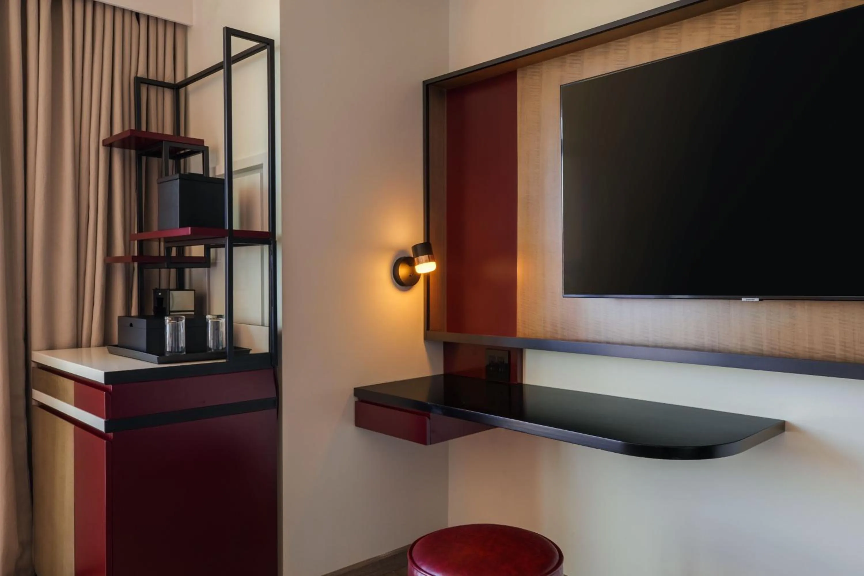 Photo of the whole room in Renaissance New York Flushing Hotel at Tangram