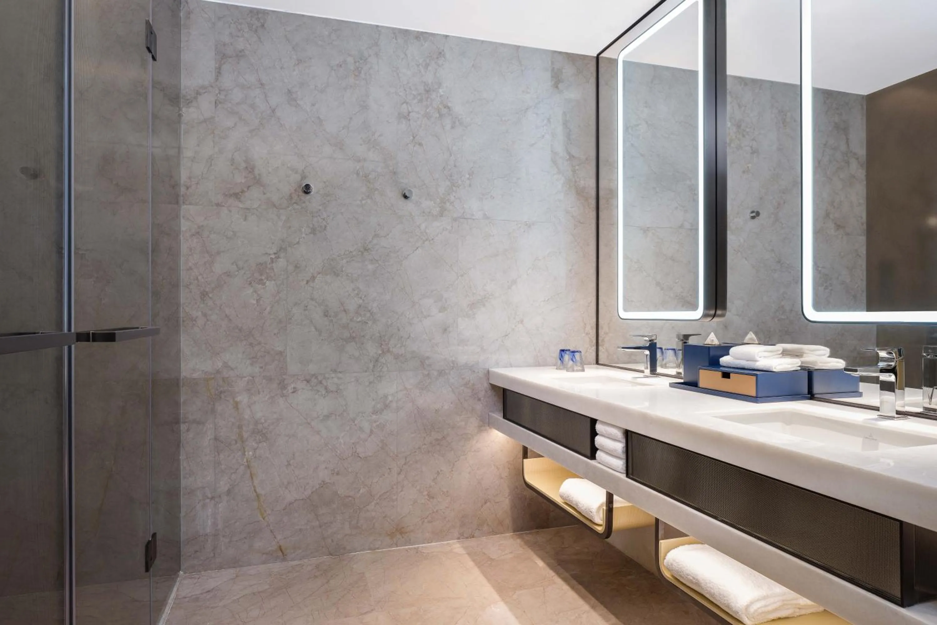 Toilet in Renaissance Zhuhai Hotel