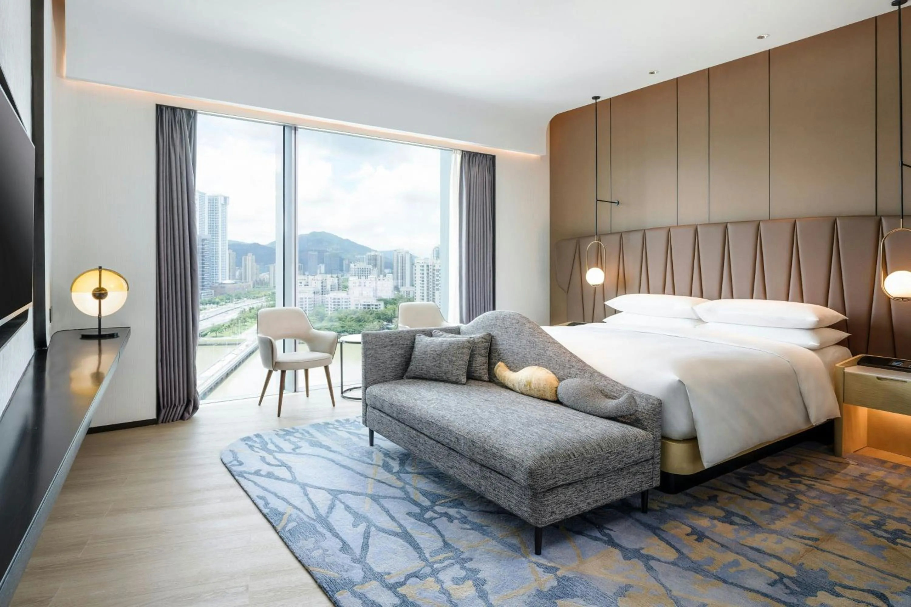 Lounge or bar, Bed in Renaissance Zhuhai Hotel