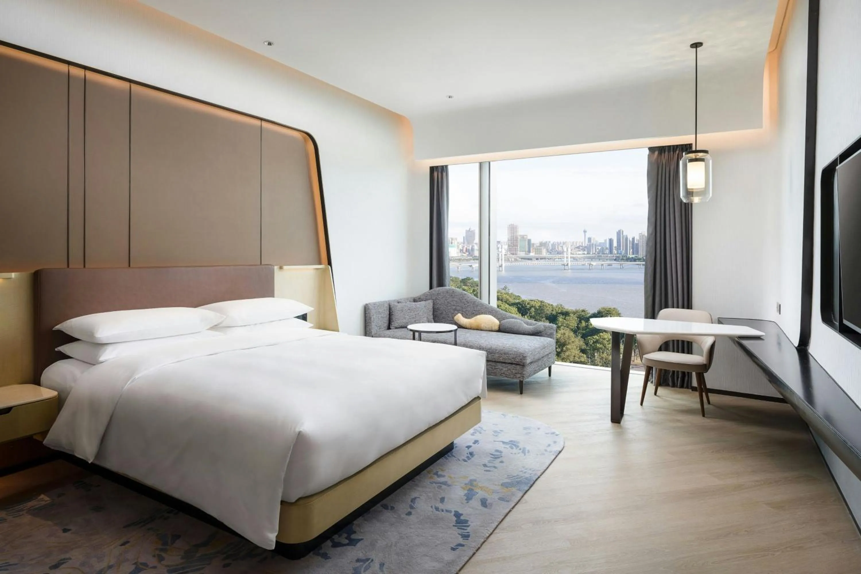 Photo of the whole room, Bed in Renaissance Zhuhai Hotel