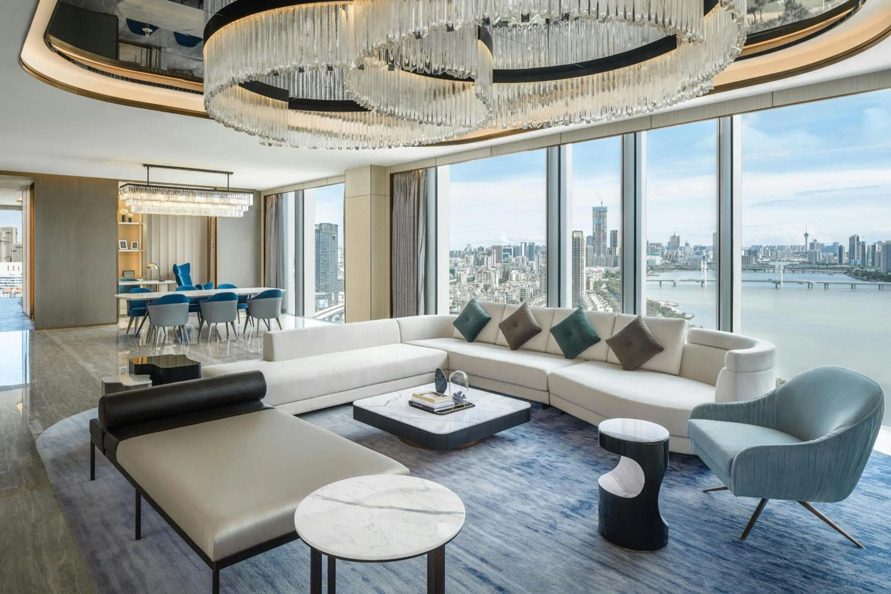 Lounge or bar in Renaissance Zhuhai Hotel