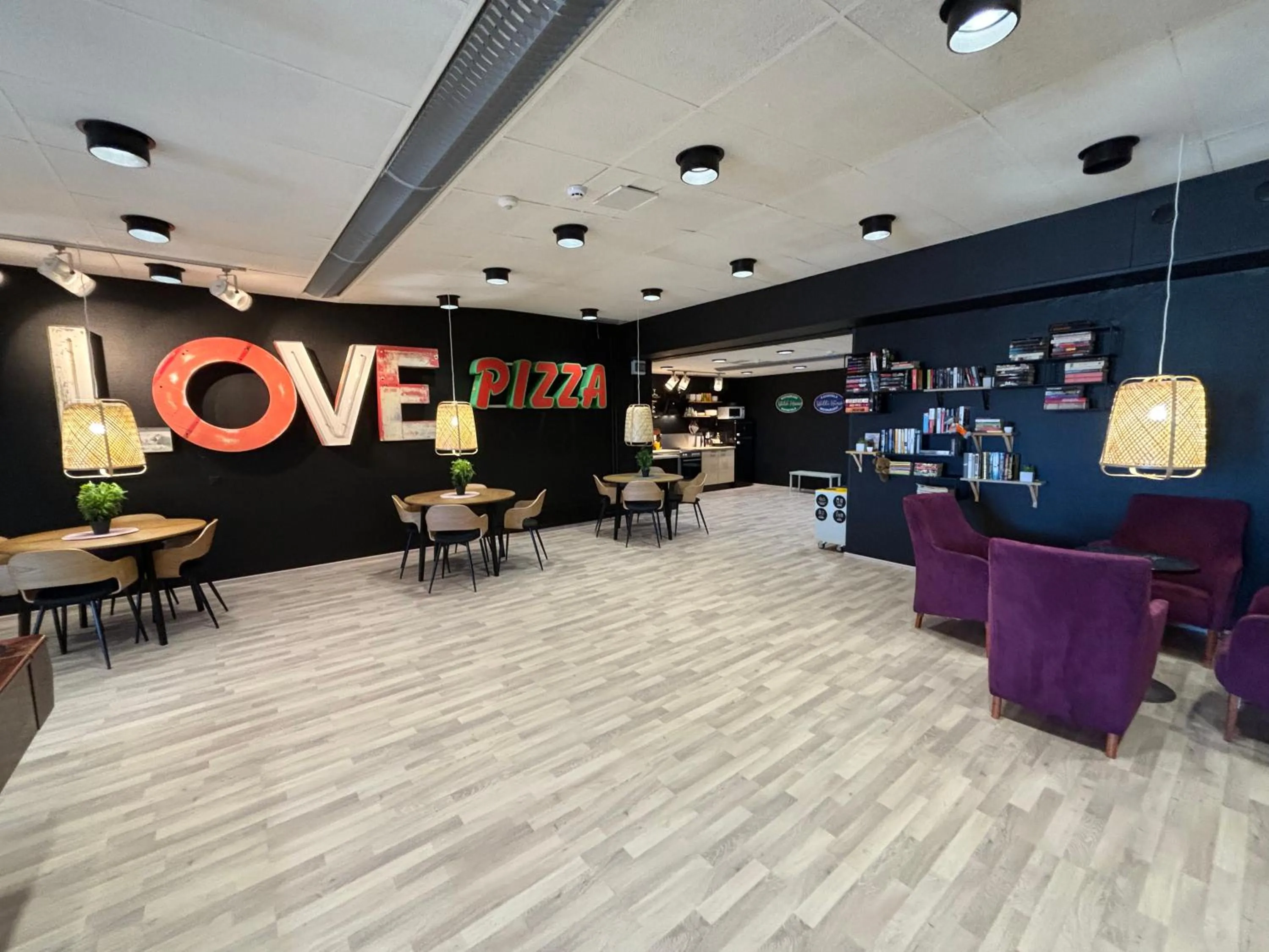 Communal lounge/ TV room in Hotelli Jämsä