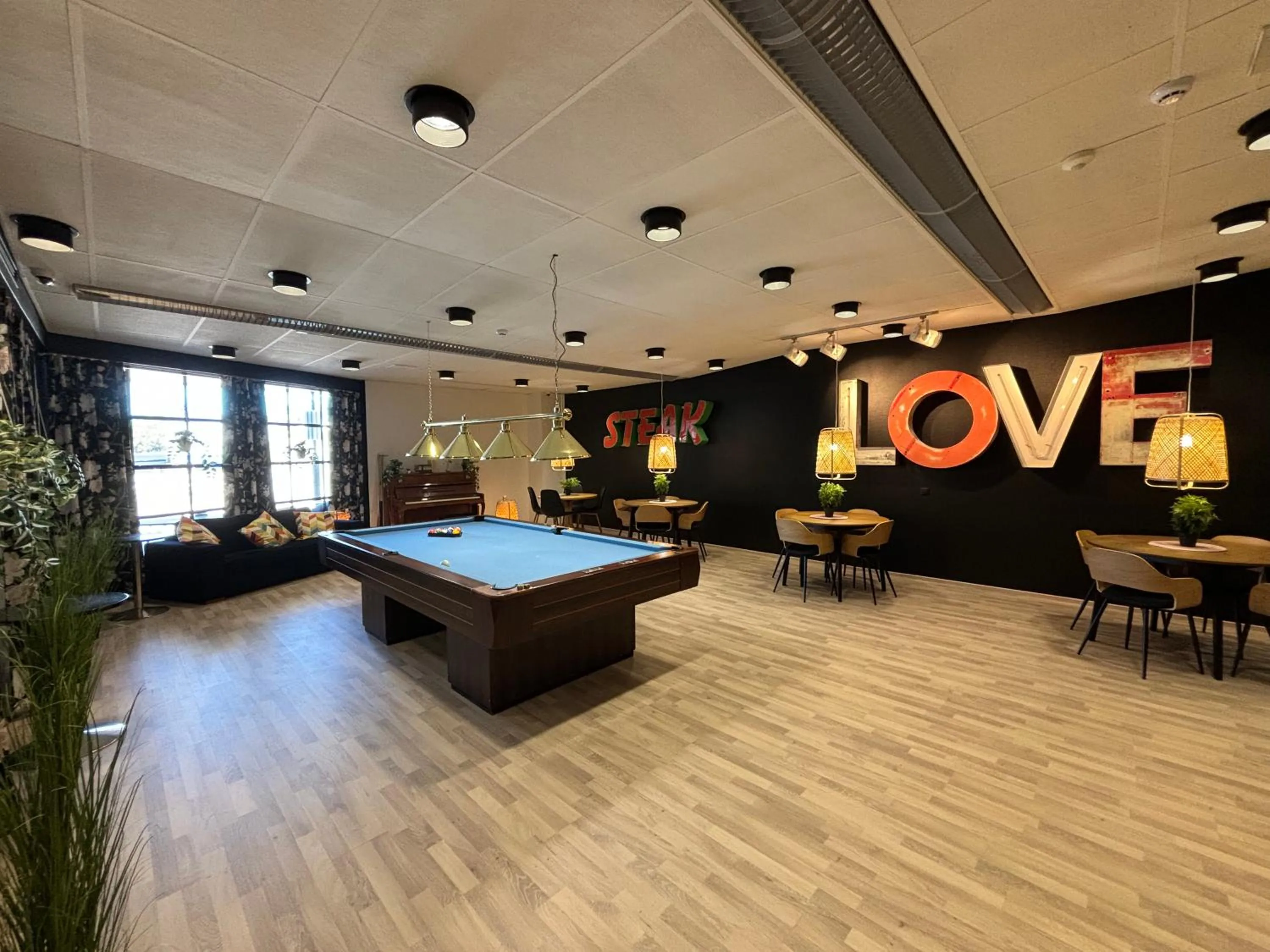 Communal lounge/ TV room in Hotelli Jämsä