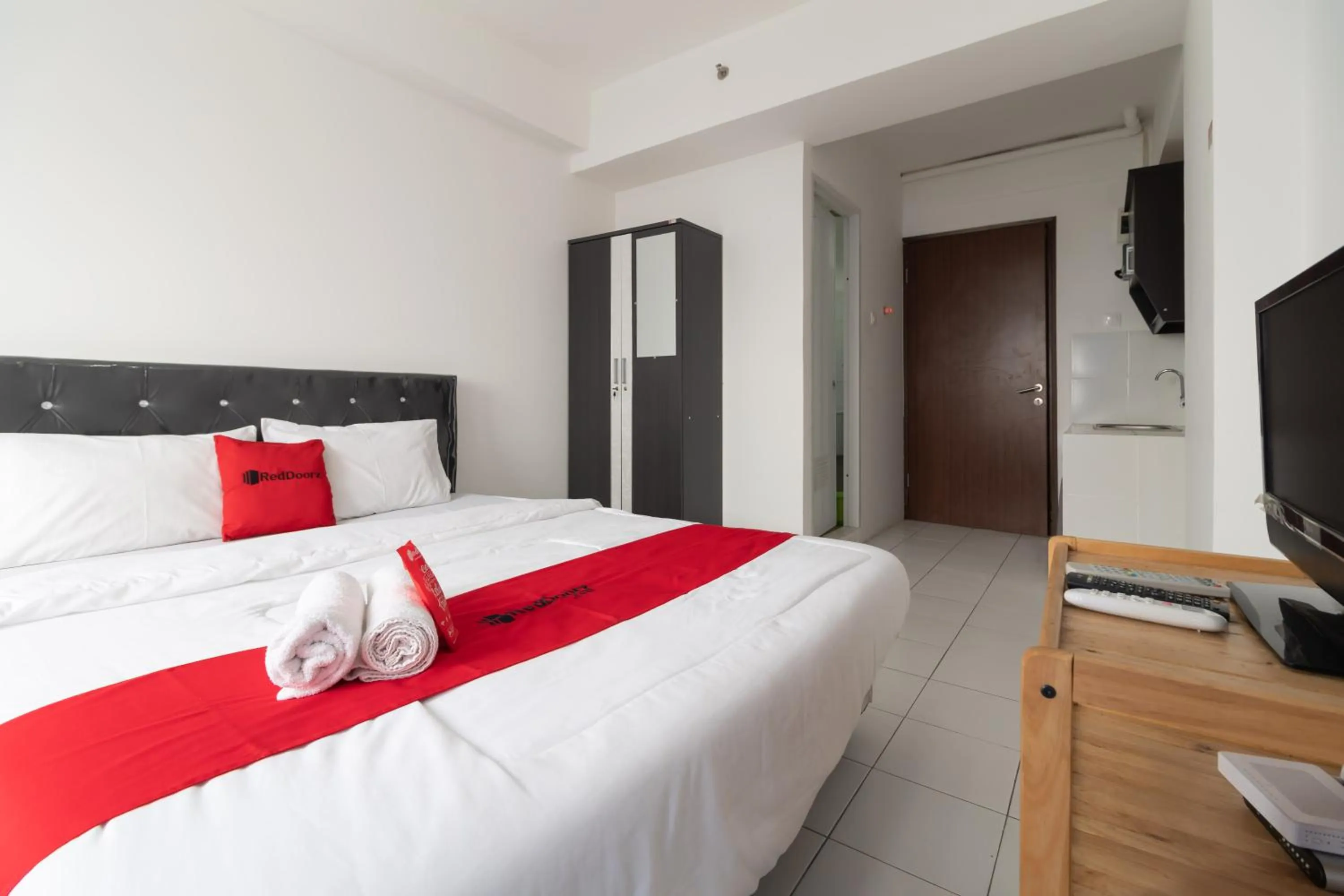 Bed in RedLiving Apartemen Gunung Putri - SIROOMS