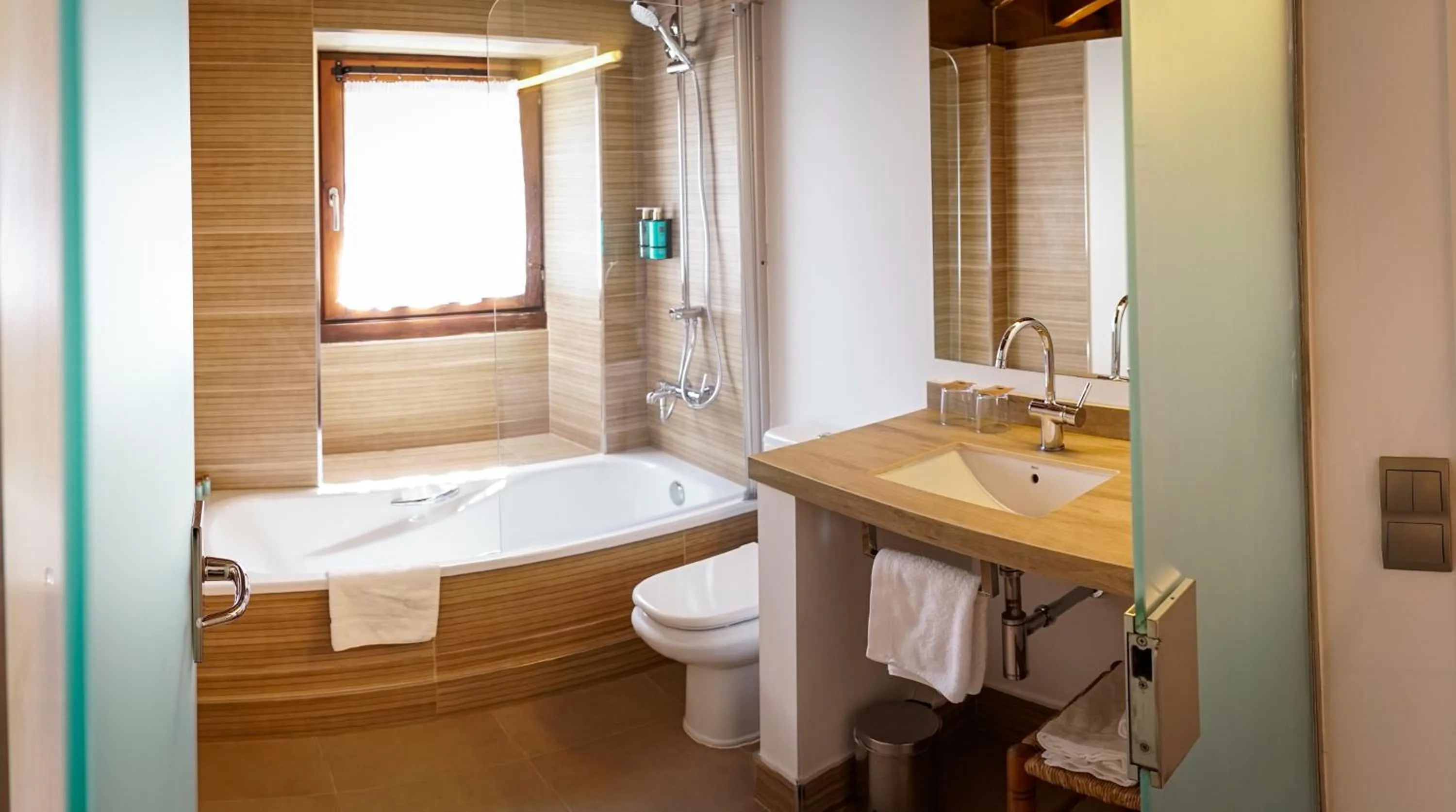 Shower in Hotel Mas Mariassa