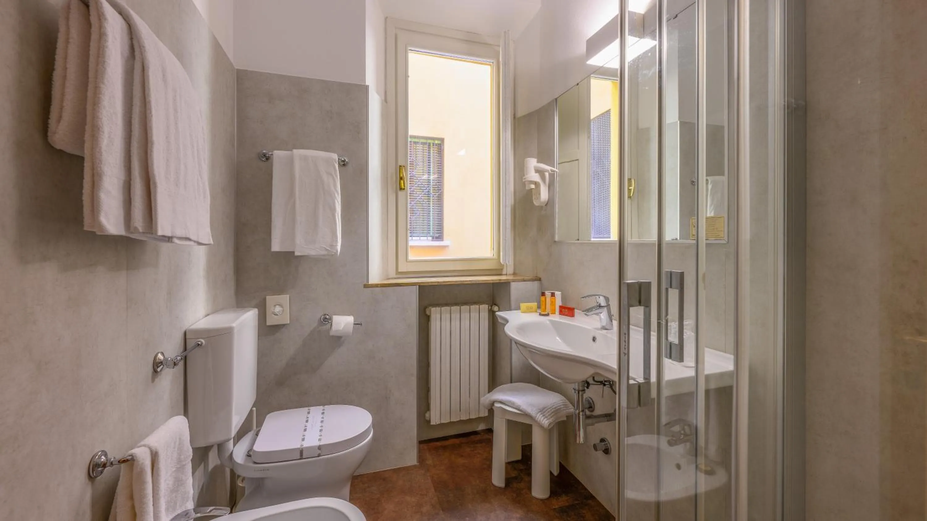 Bathroom in Albergo Reggio