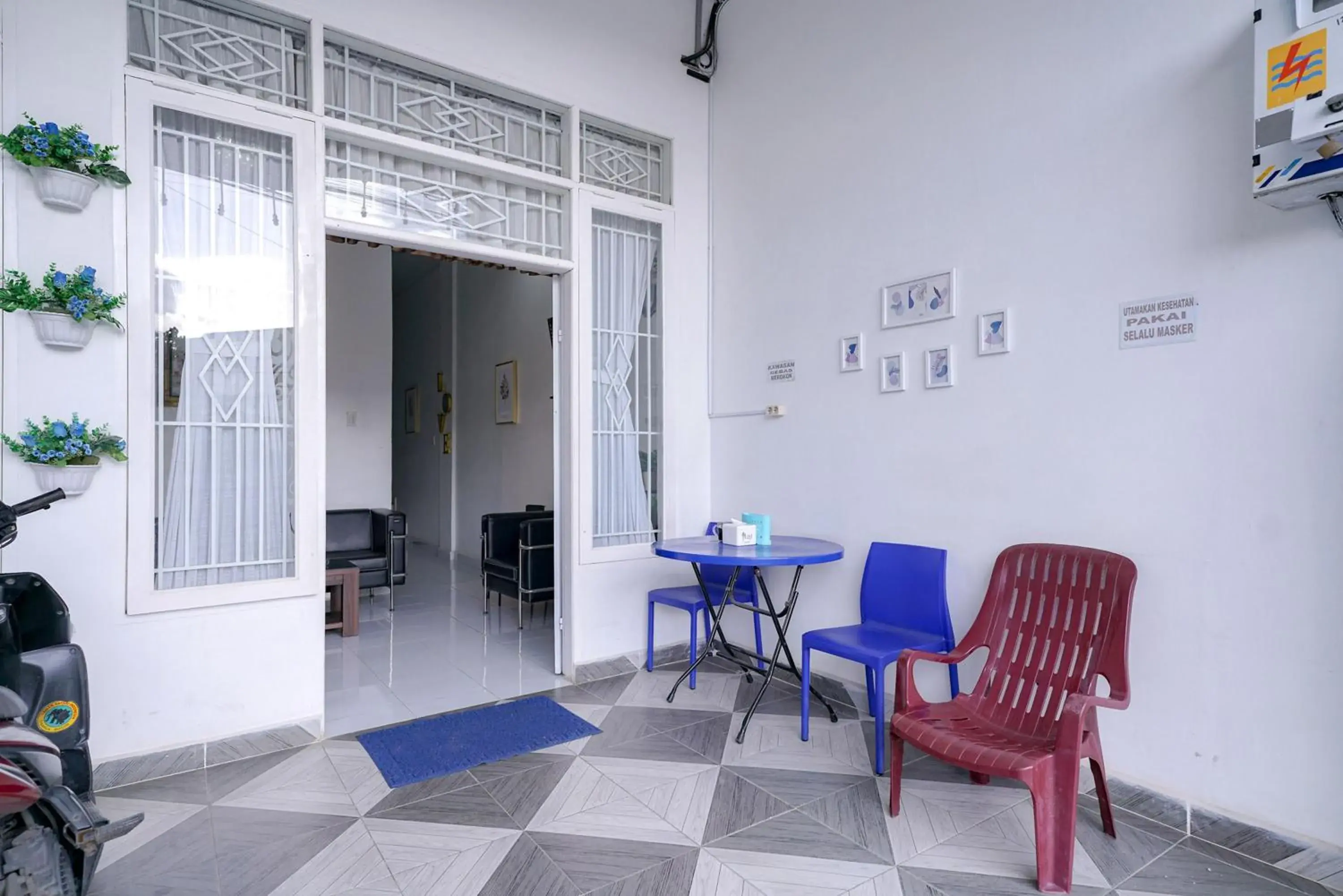 Facade/entrance in RedDoorz near Pantai Pandan Sibolga Facade/entrance in RedDoorz near Pantai Pandan Sibolga