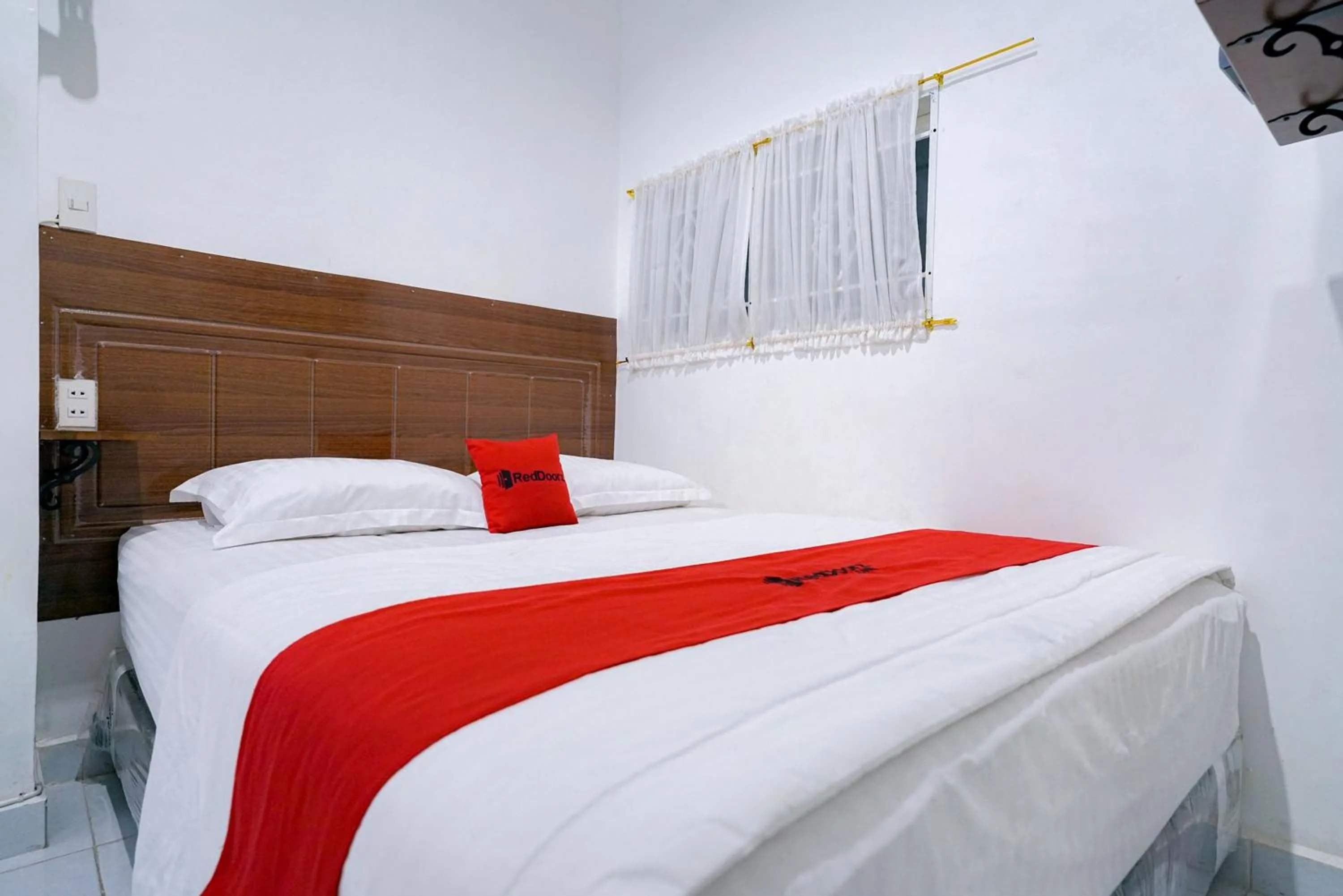 Bedroom, Bed in RedDoorz near Pantai Pandan Sibolga