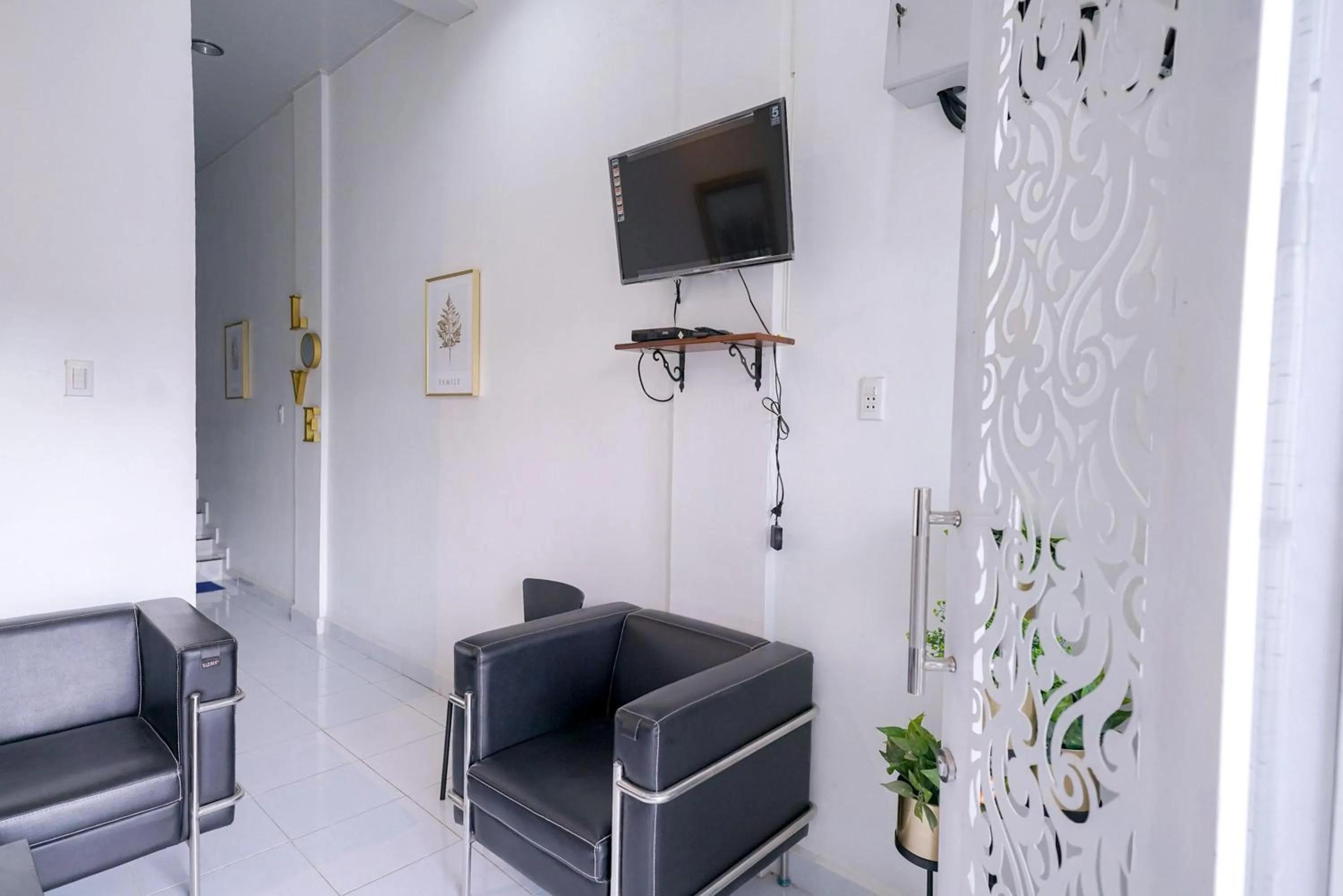 Seating area in RedDoorz near Pantai Pandan Sibolga