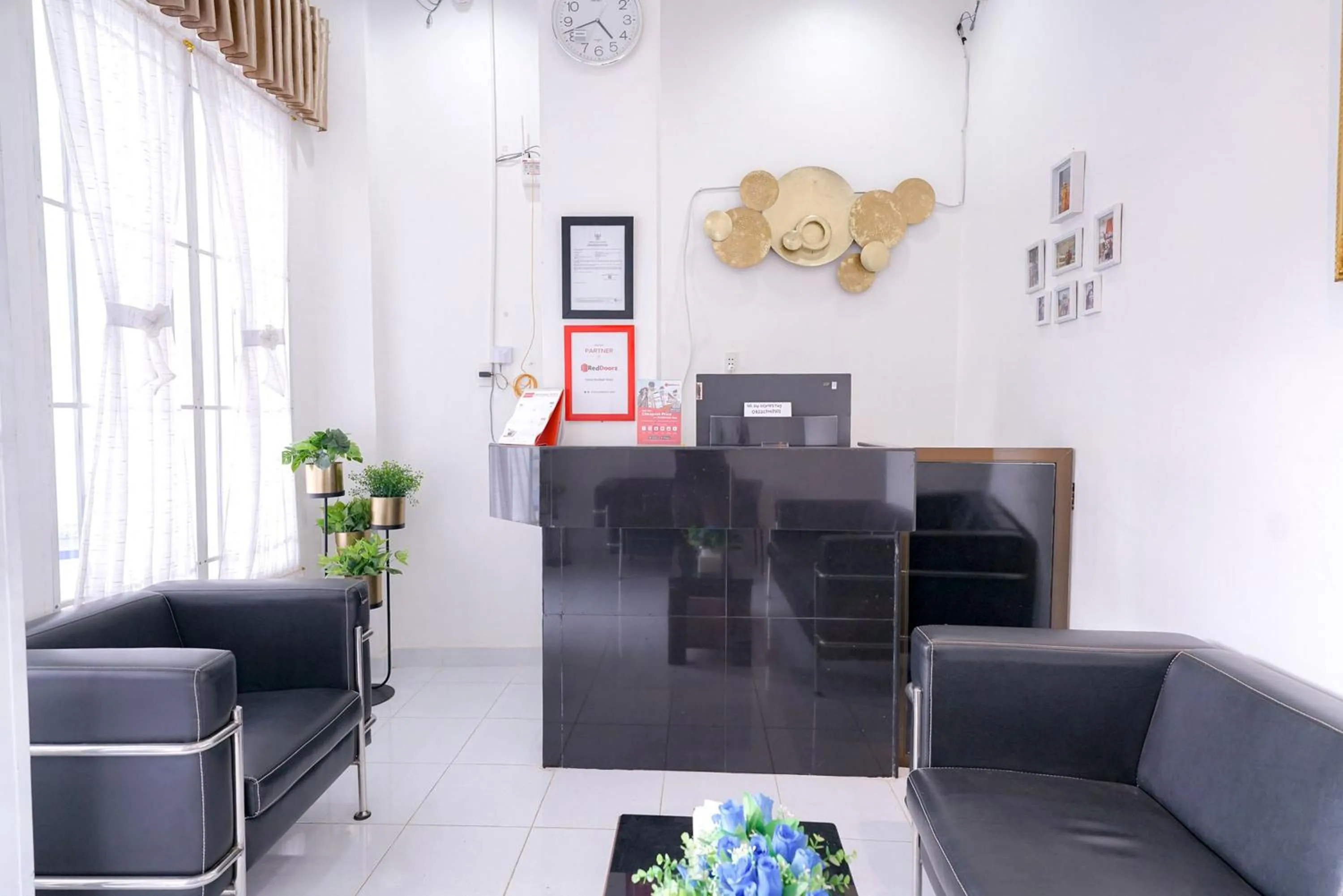 Lobby or reception in RedDoorz near Pantai Pandan Sibolga