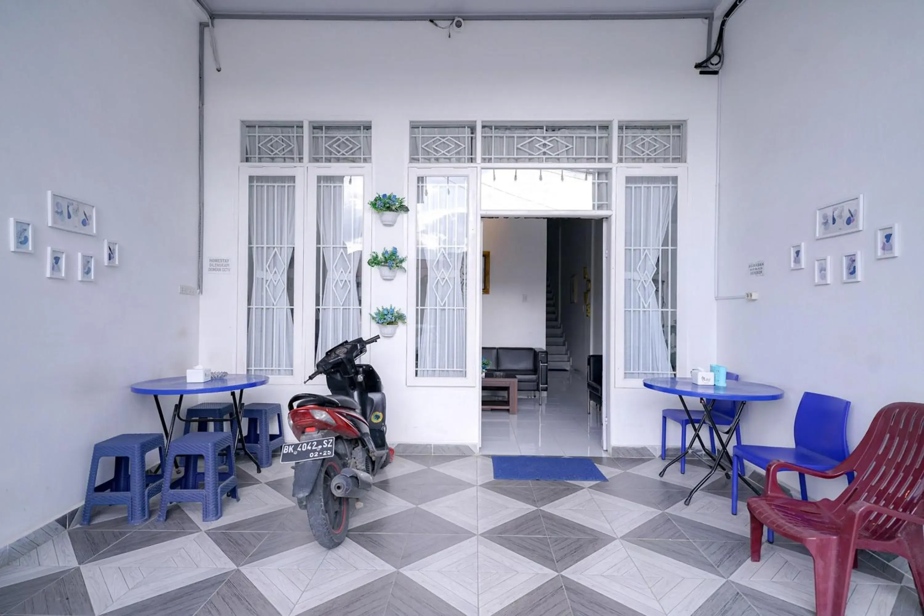 Facade/entrance in RedDoorz near Pantai Pandan Sibolga Facade/entrance in RedDoorz near Pantai Pandan Sibolga