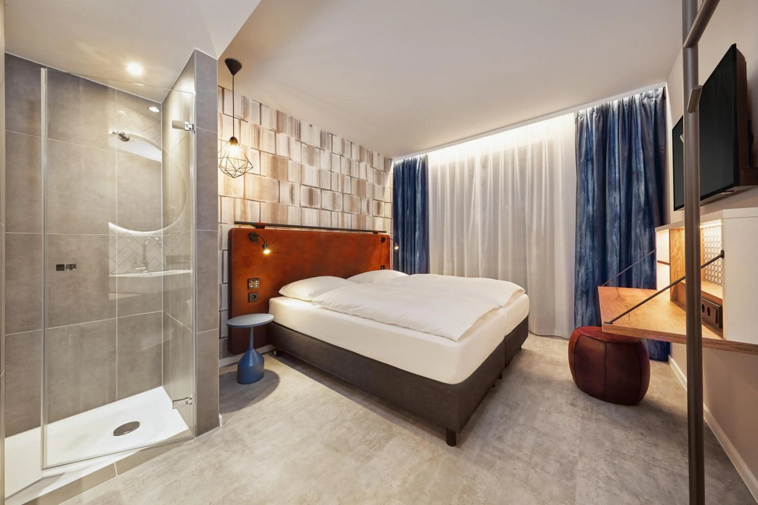 Shower, Bed in H2 Hotel Mainz