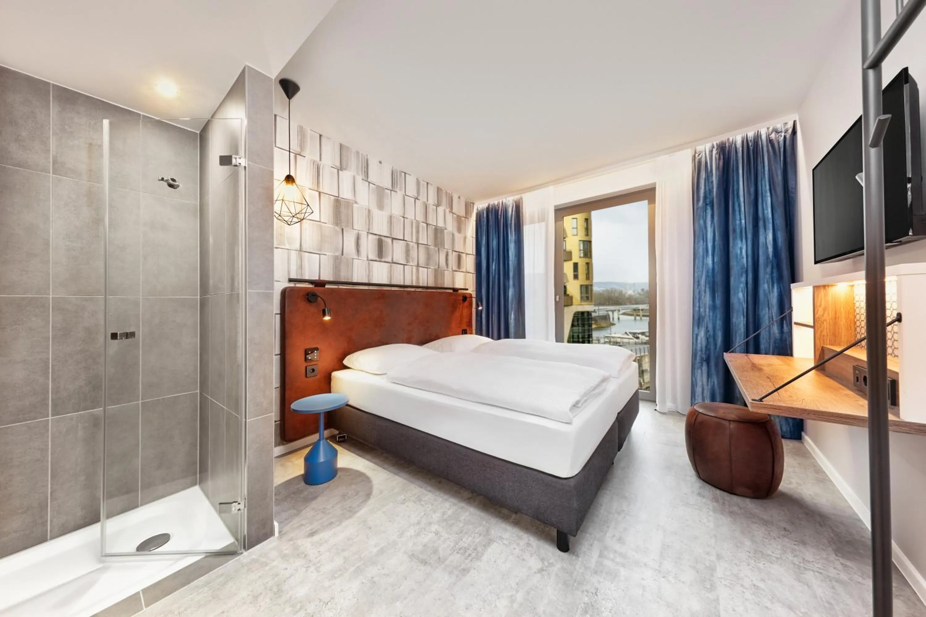 Shower, Bed in H2 Hotel Mainz