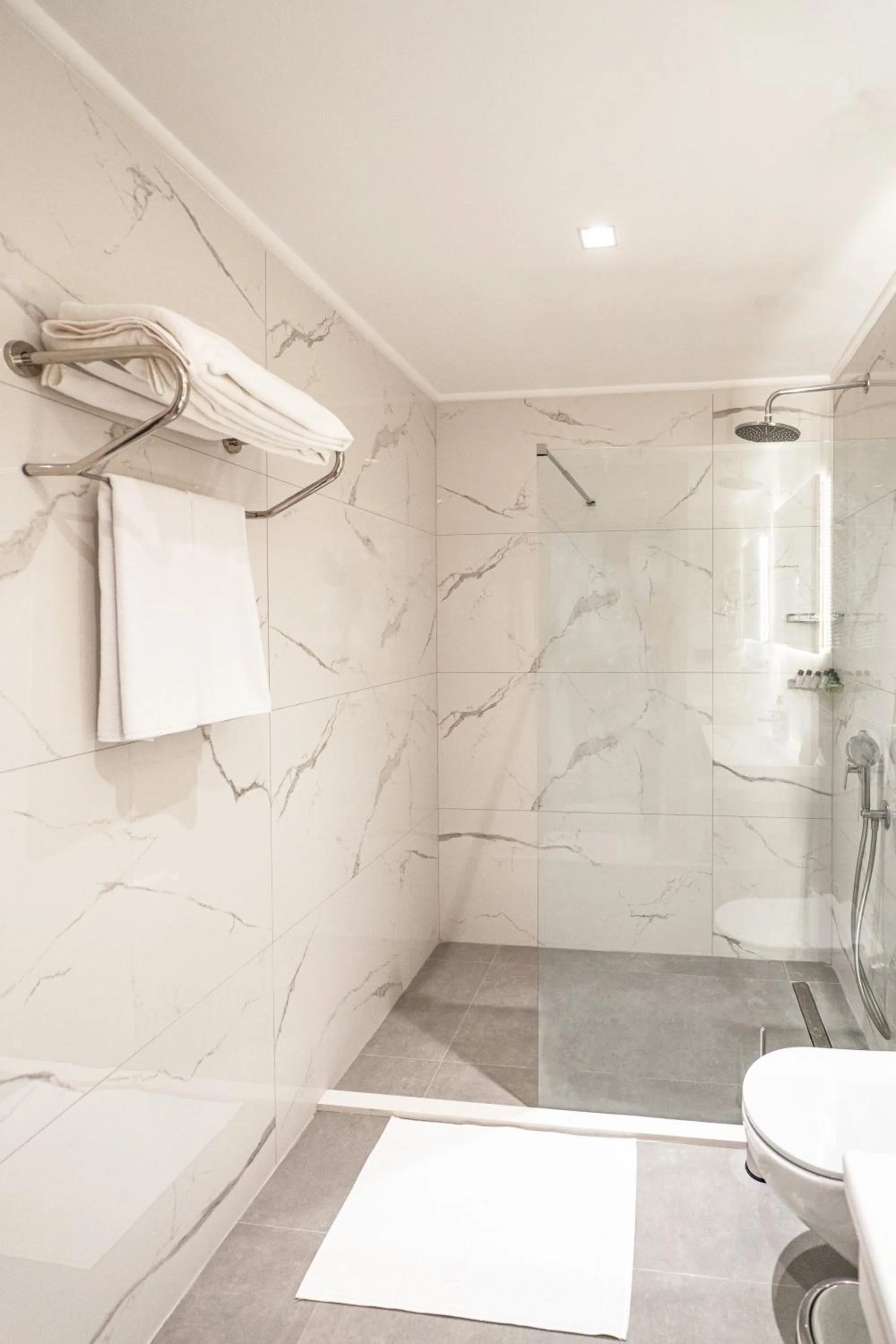 Bathroom in New Safir Apart Hotel