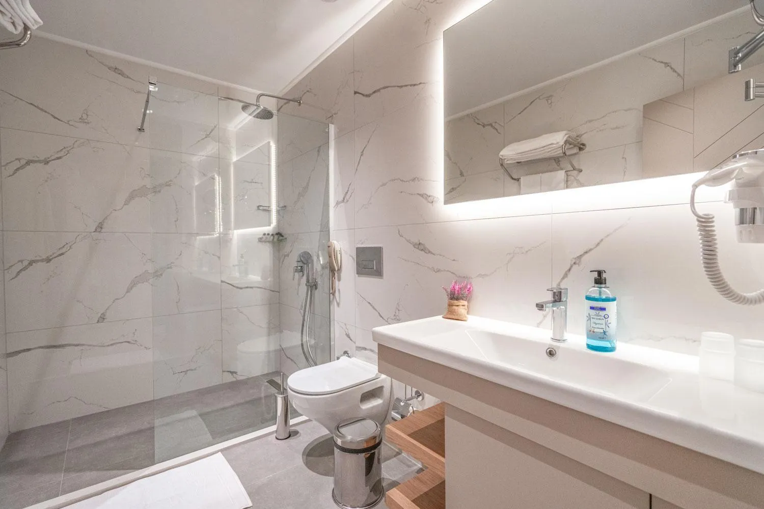 Bathroom in New Safir Apart Hotel