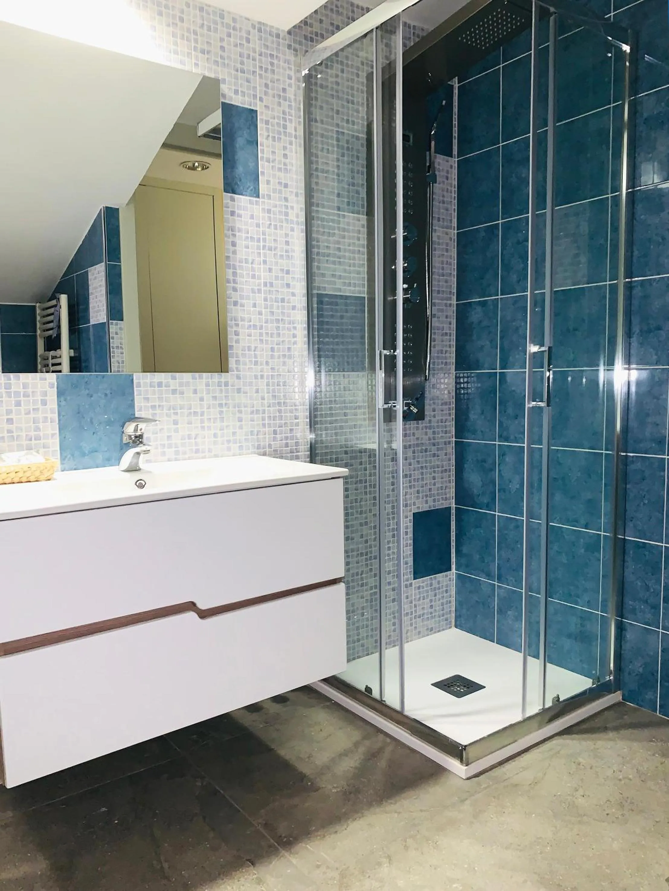 Shower in Hotel Amadeus