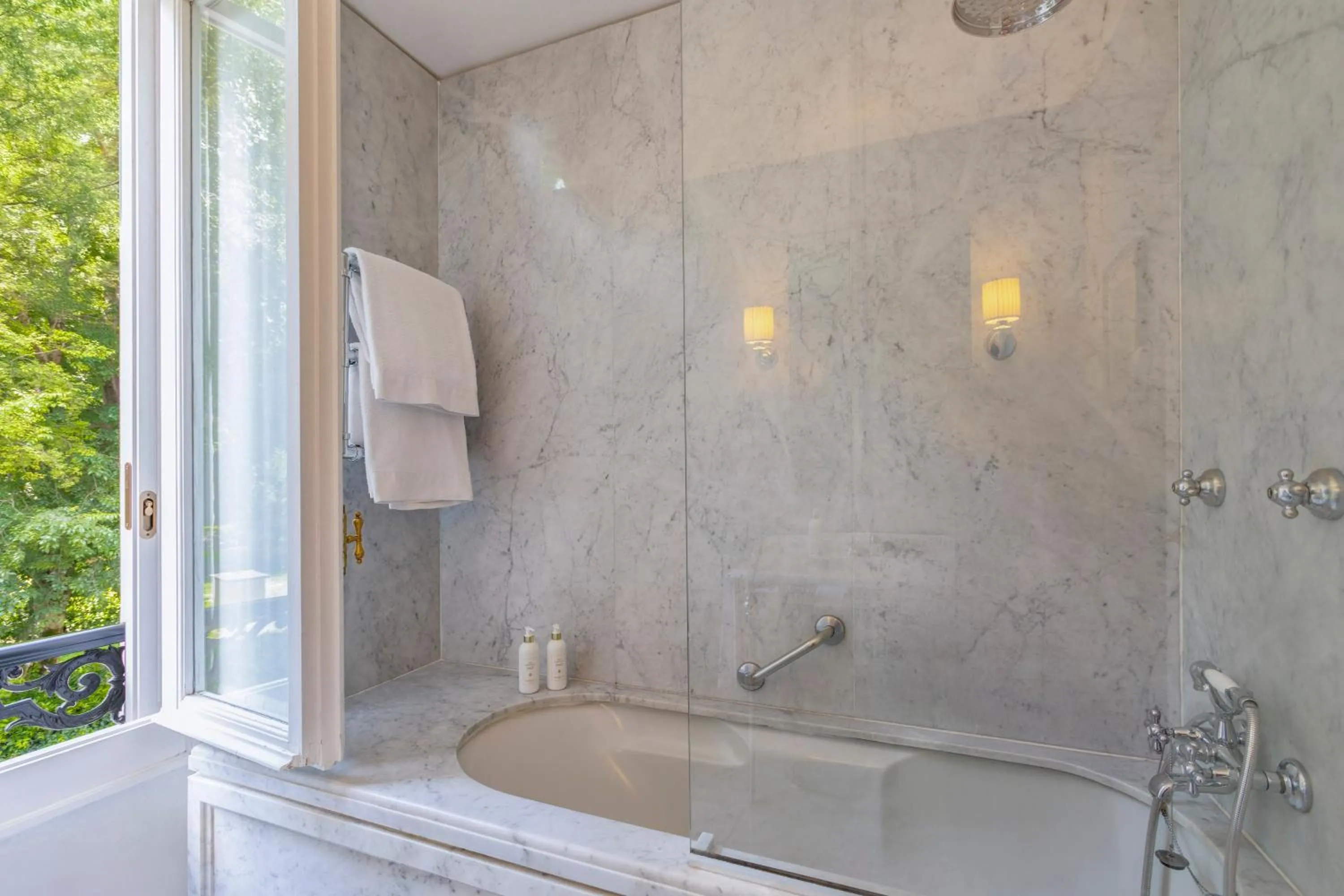 Bath in Hotel Regency - Small Luxury Hotels of the World