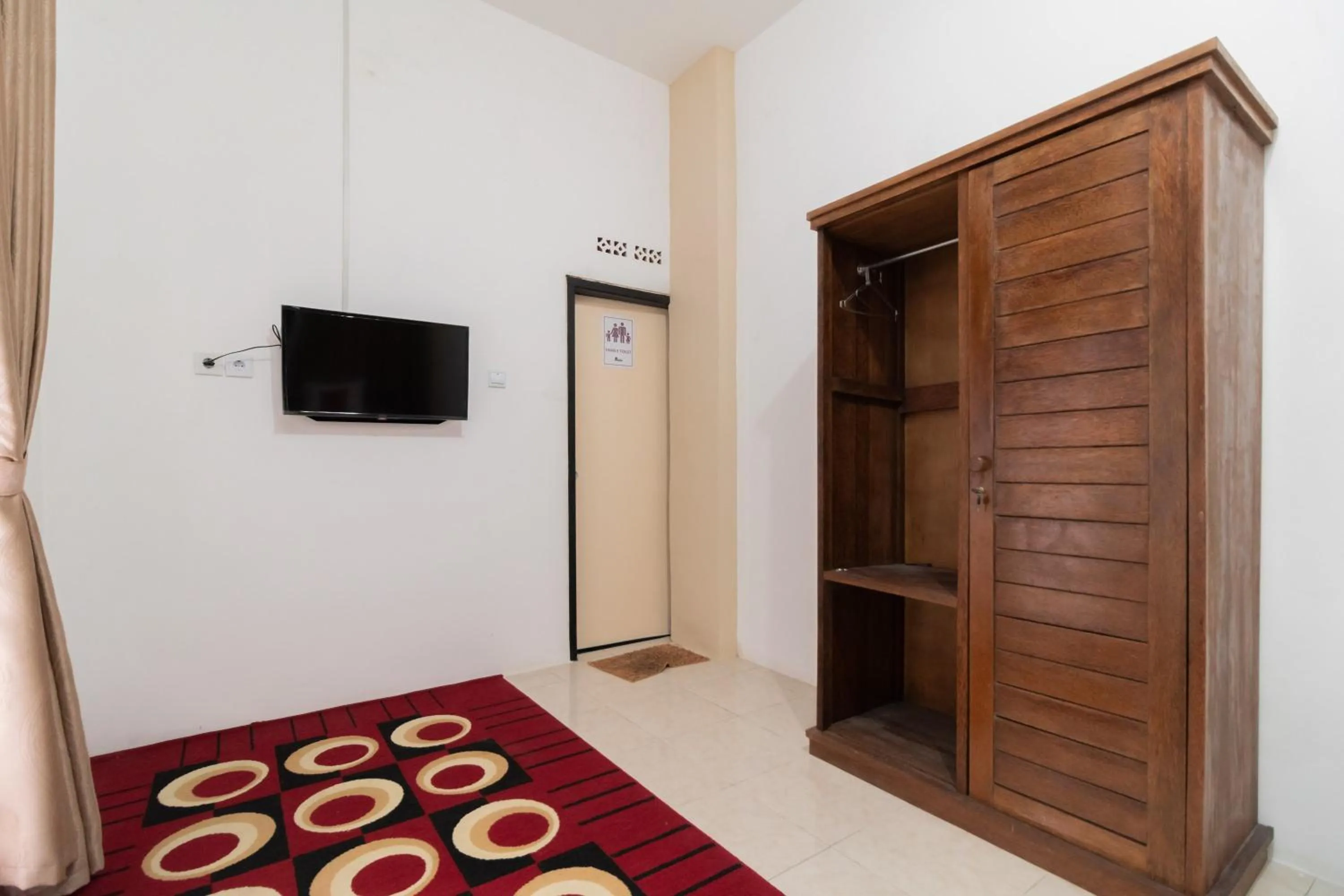 Bedroom, Bed in RedDoorz Syariah at Jalan Andalas Padang