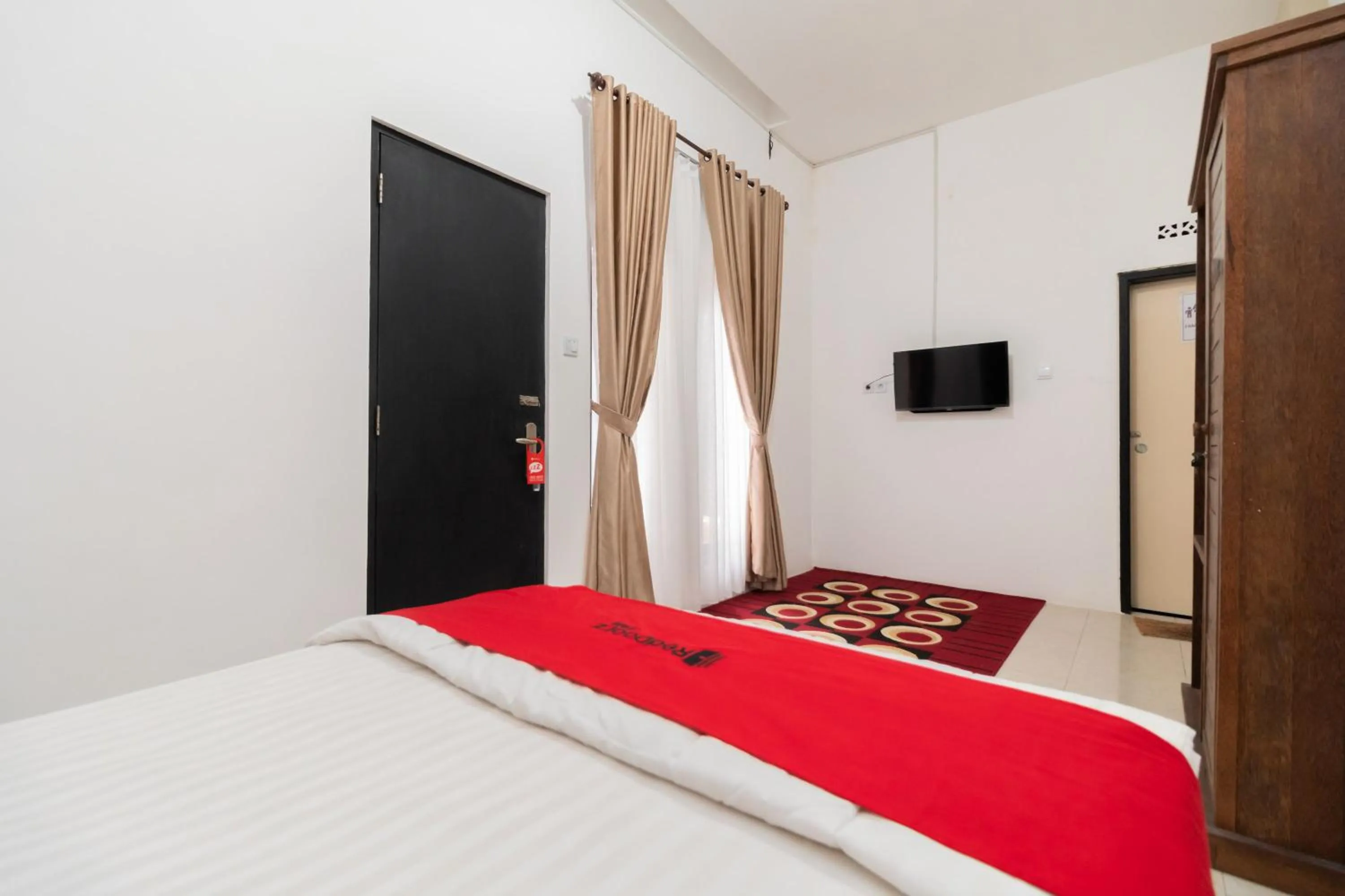 Bedroom, Bed in RedDoorz Syariah at Jalan Andalas Padang