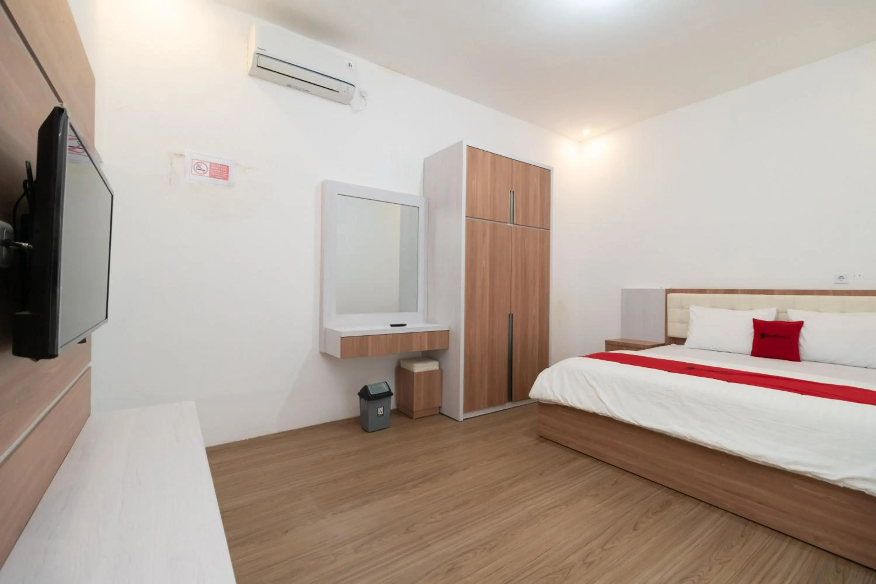 Bedroom, Bed in RedDoorz Syariah at Jalan Andalas Padang
