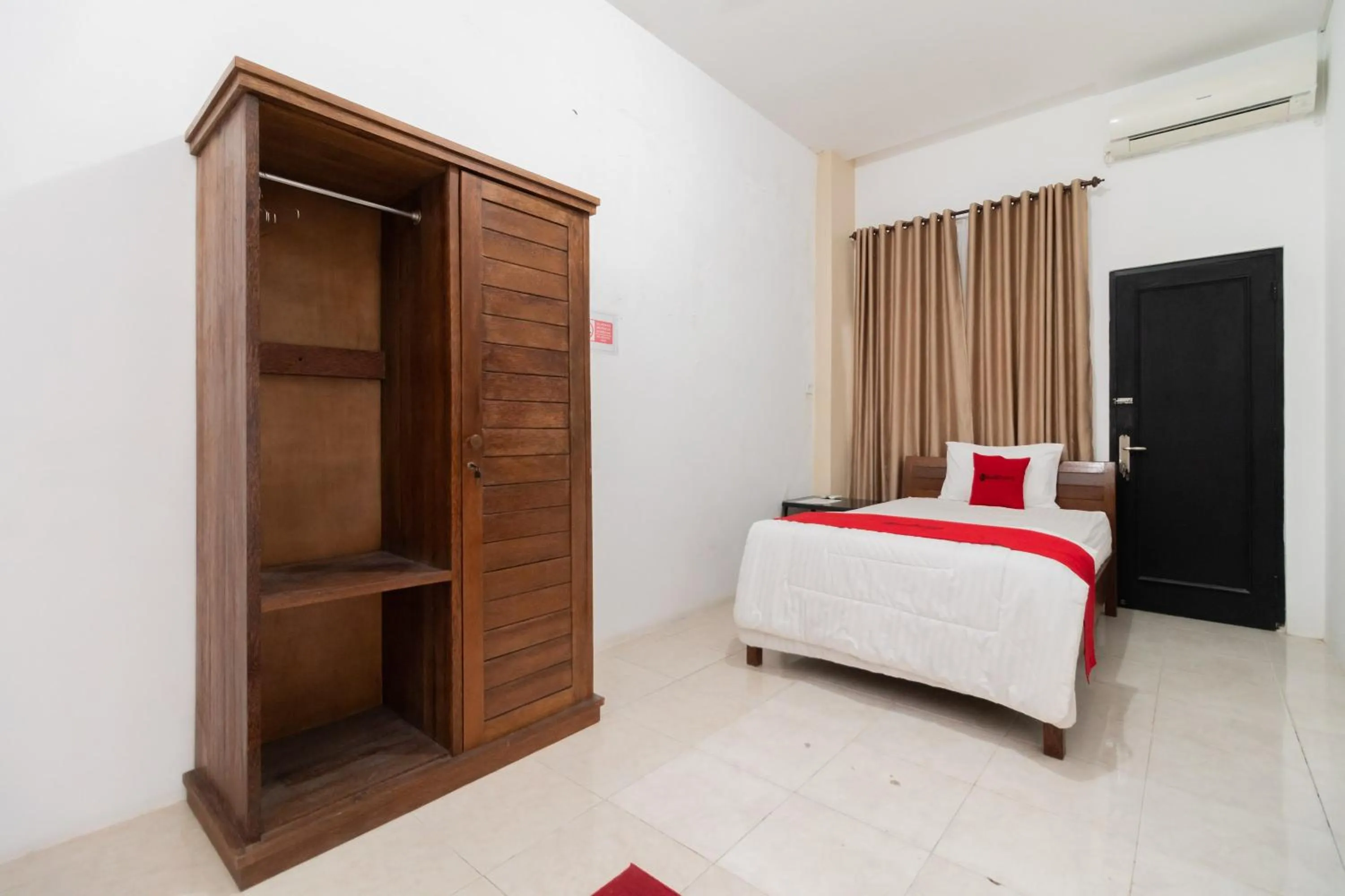 Bedroom, Bed in RedDoorz Syariah at Jalan Andalas Padang