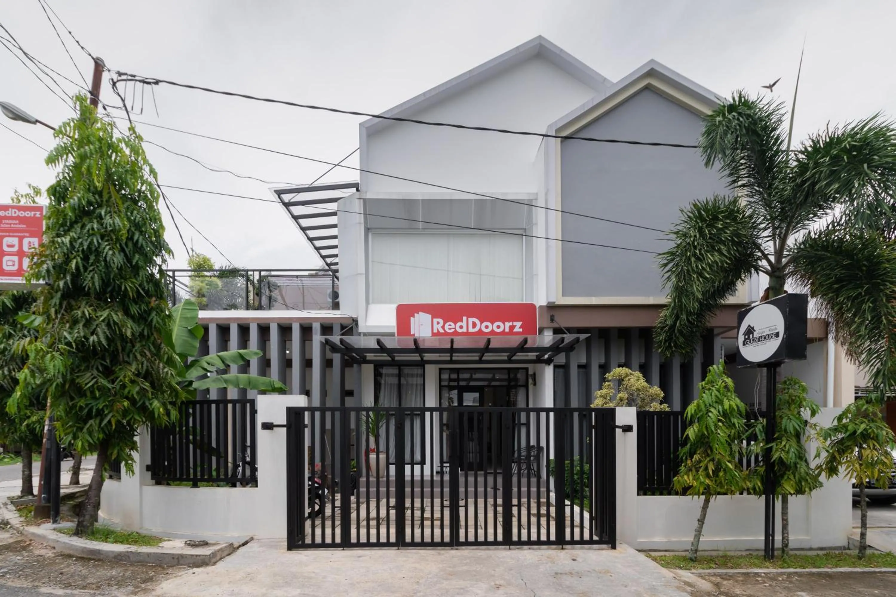 Property building in RedDoorz Syariah at Jalan Andalas Padang