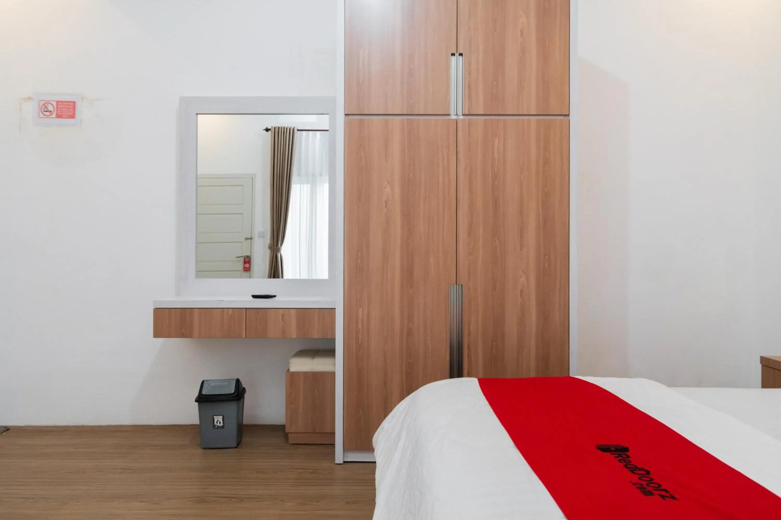 Bedroom, Bed in RedDoorz Syariah at Jalan Andalas Padang