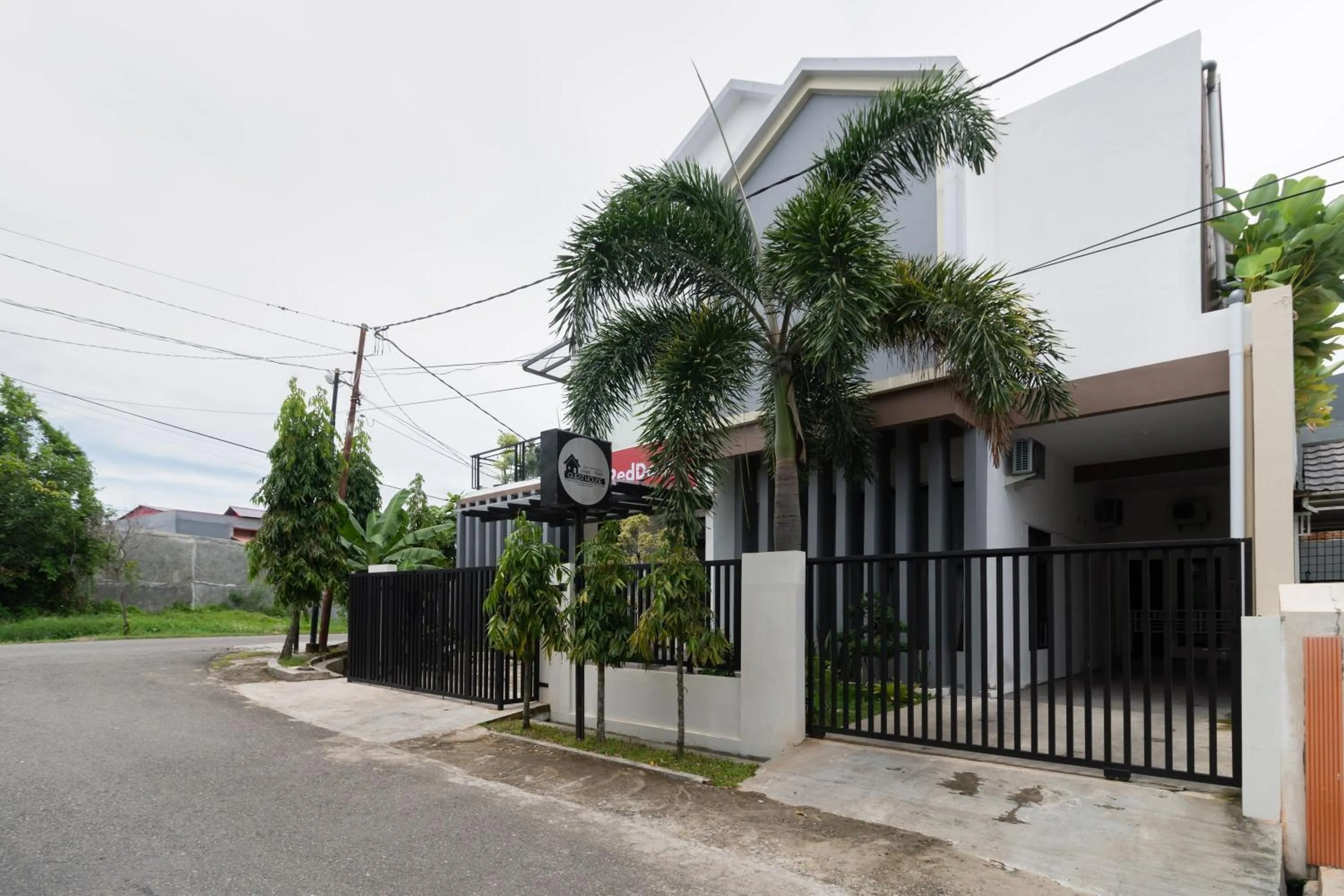 Property building in RedDoorz Syariah at Jalan Andalas Padang