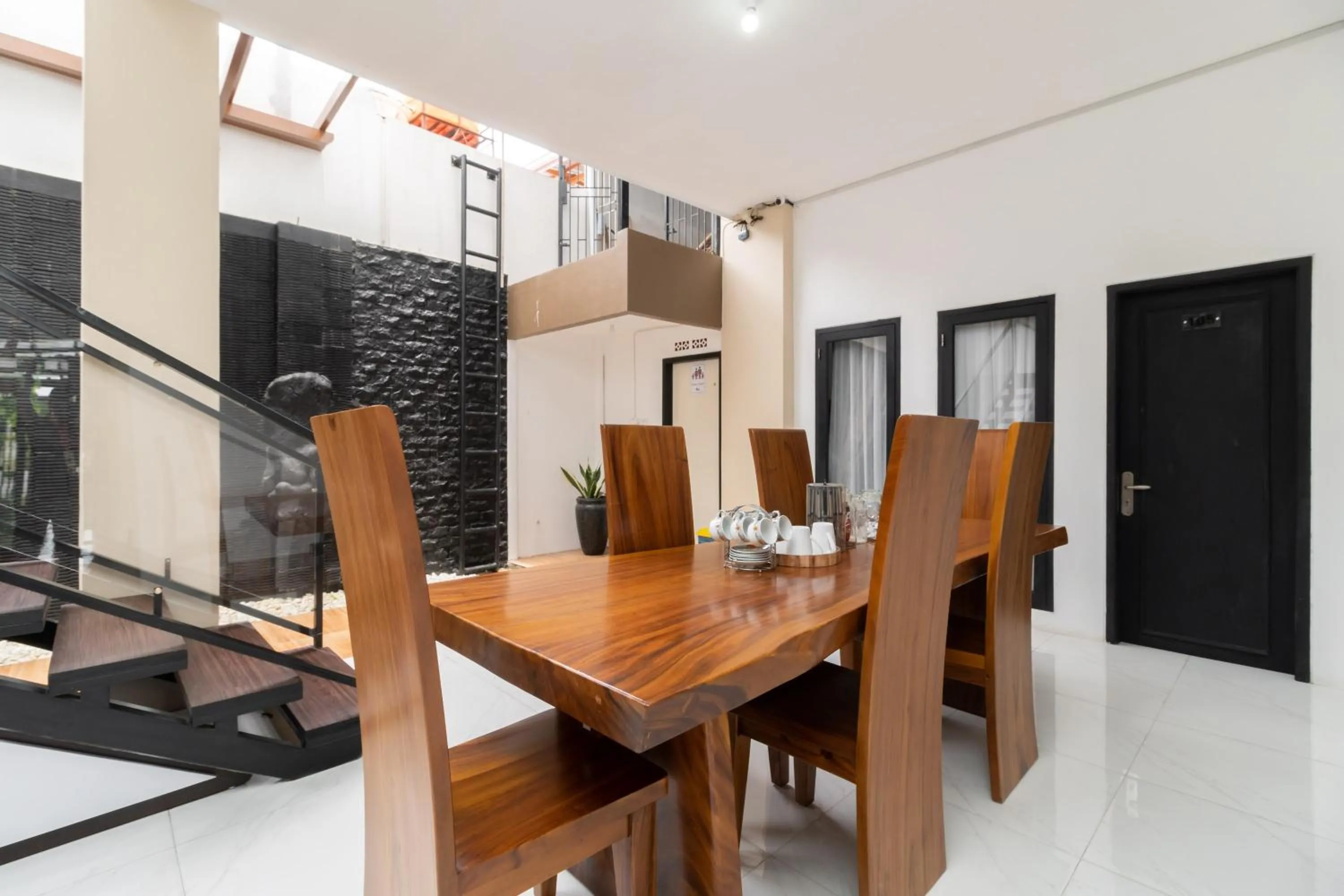 Dining area in RedDoorz Syariah at Jalan Andalas Padang