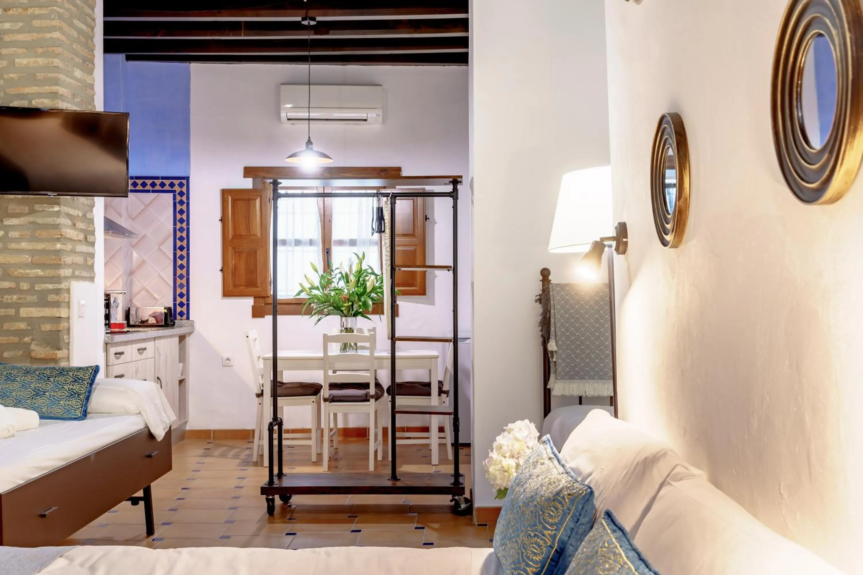 Photo of the whole room, Bed in SUITES CASA DE LAS COLUMNAS