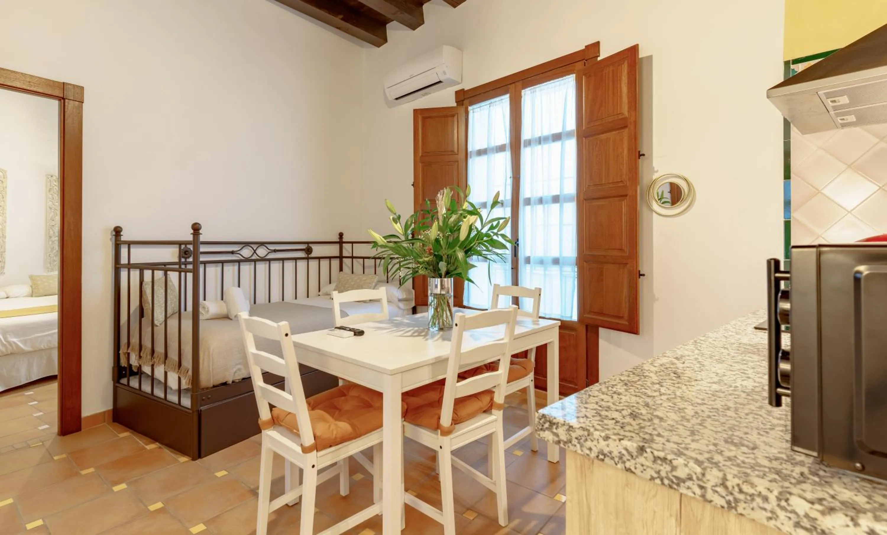 Photo of the whole room, Bed in SUITES CASA DE LAS COLUMNAS