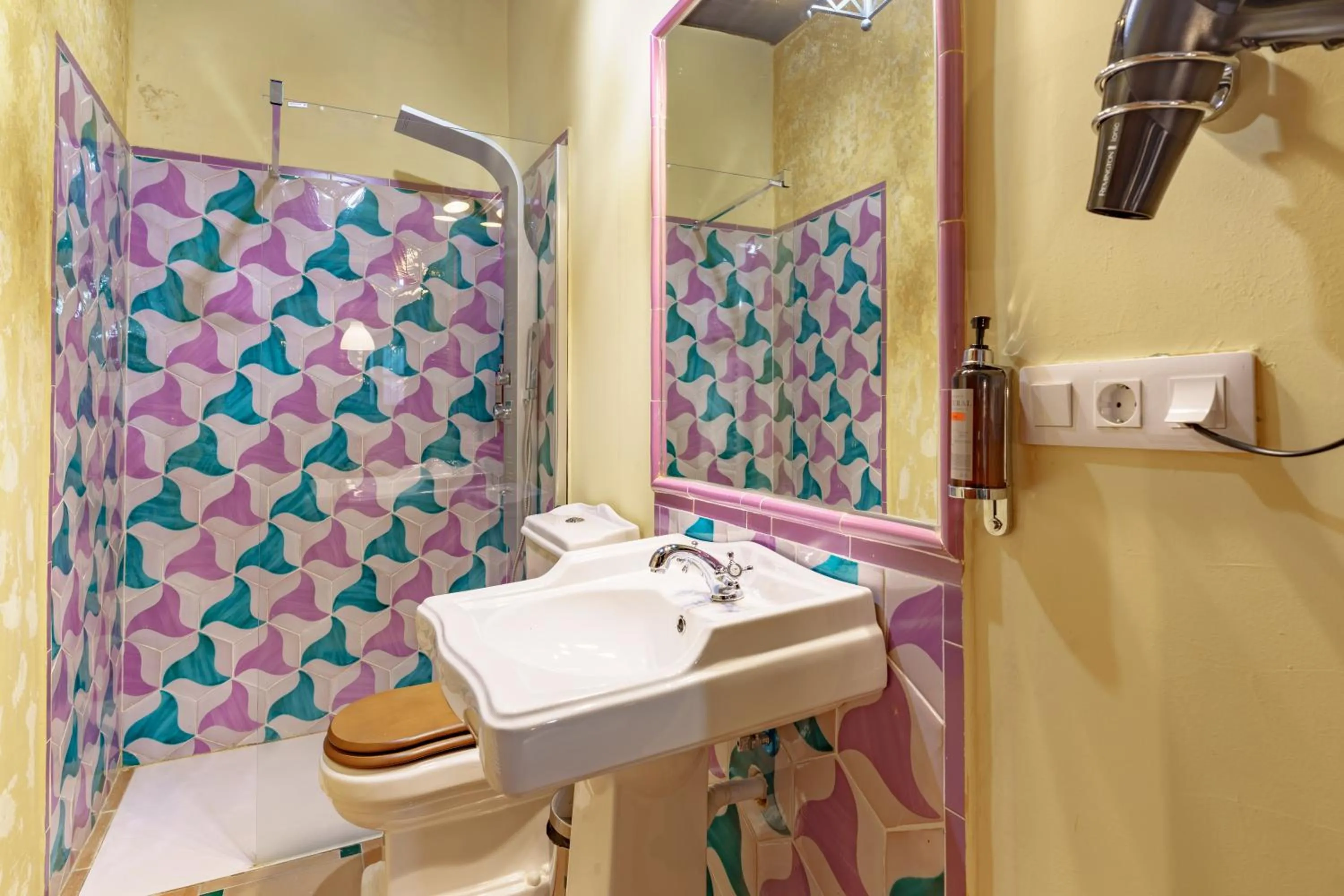 Shower in SUITES CASA DE LAS COLUMNAS