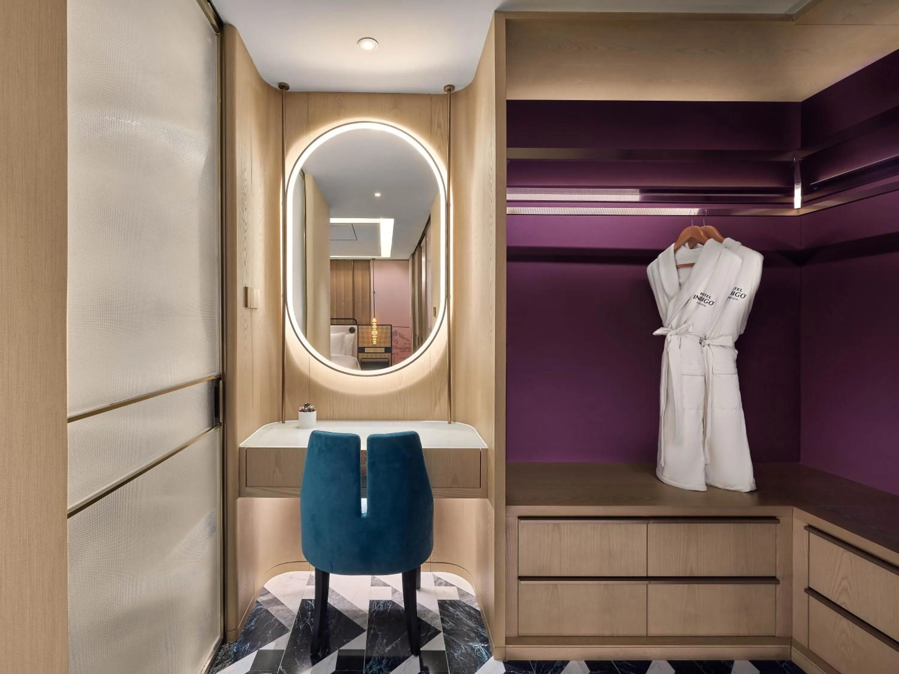 wardrobe in Hotel Indigo Xiamen Haicang by IHG