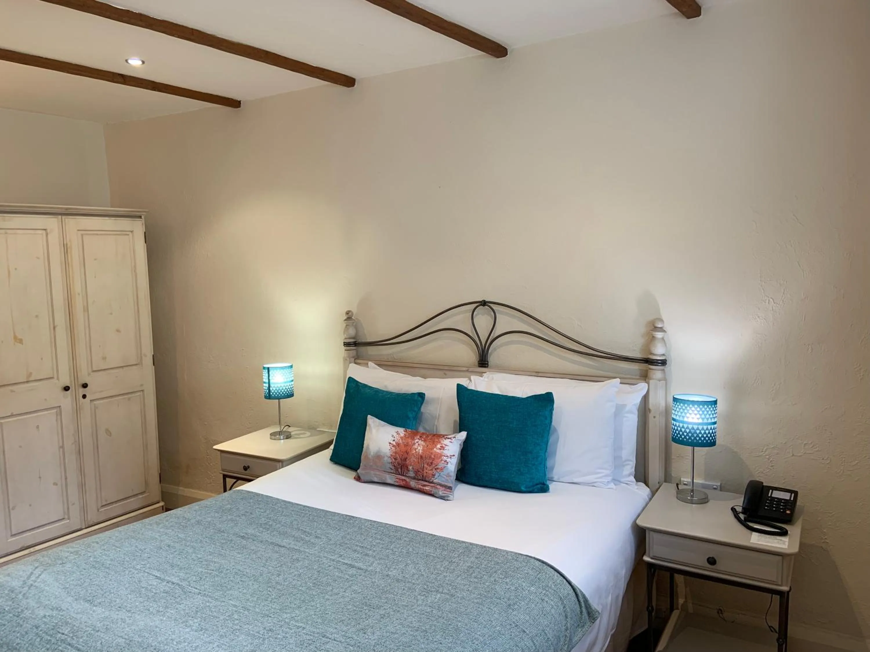 Bed in Jersey Arms Hotel Bicester