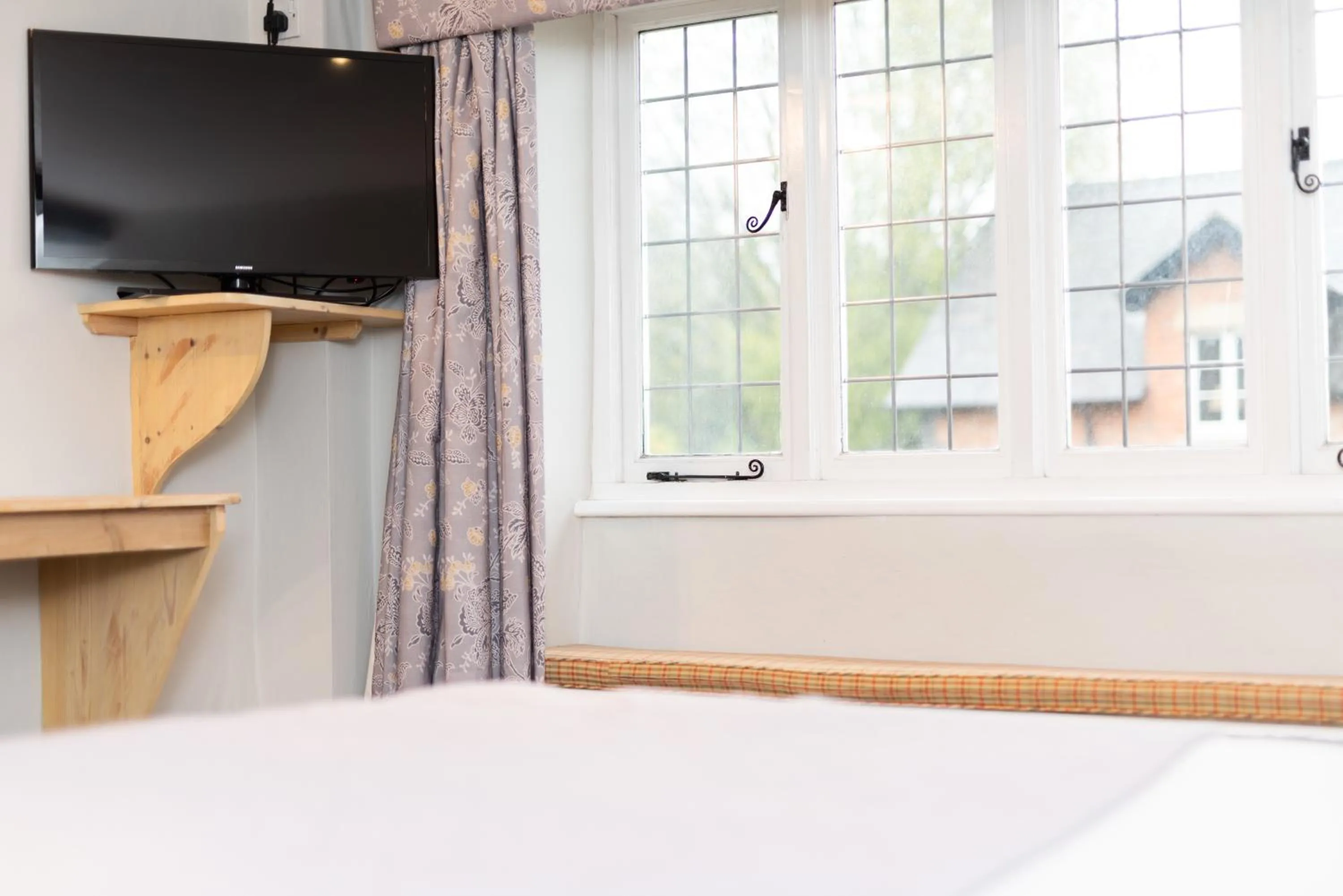 TV and multimedia, Bed in Jersey Arms Hotel Bicester