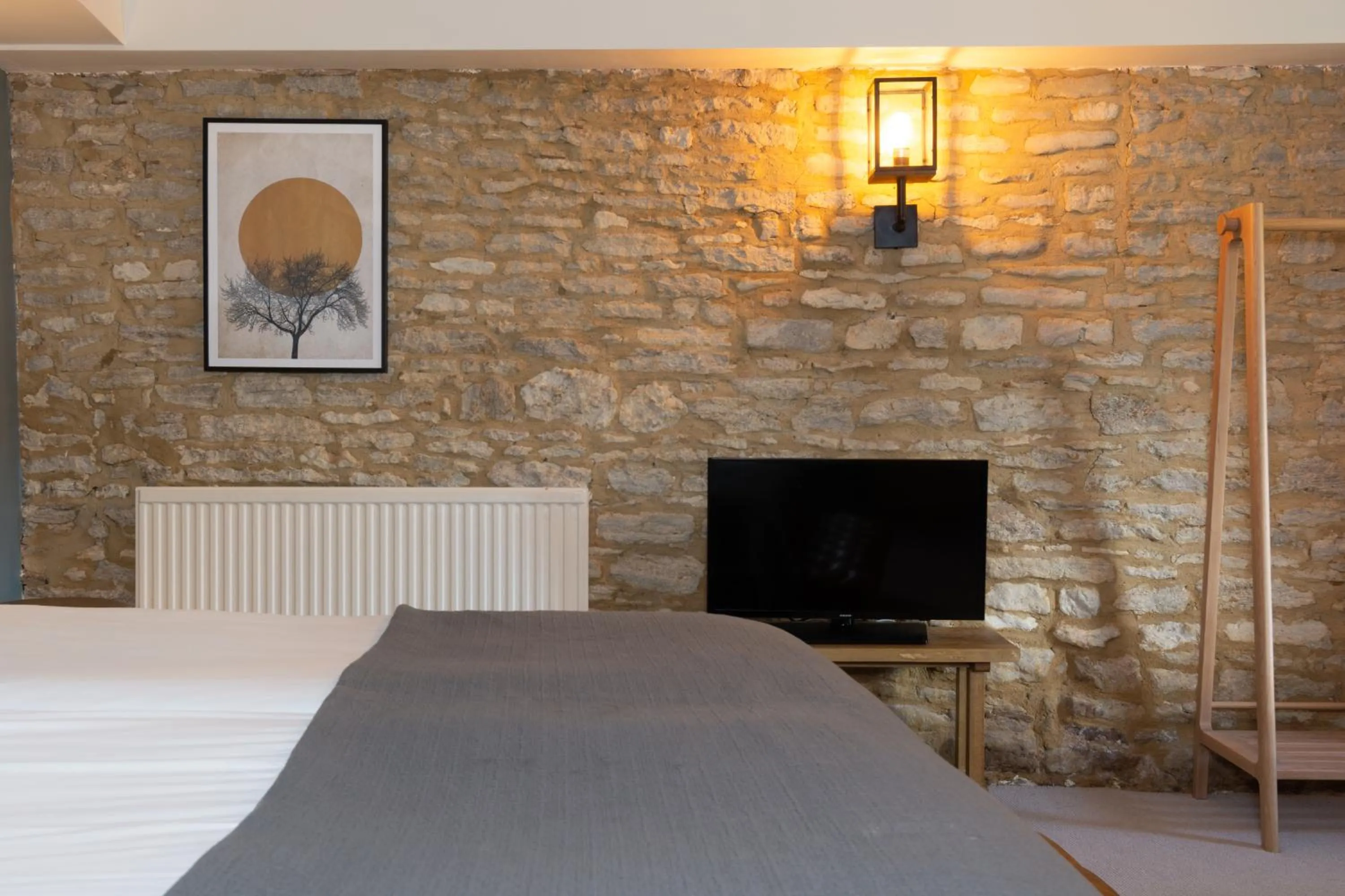 TV and multimedia, Bed in Jersey Arms Hotel Bicester