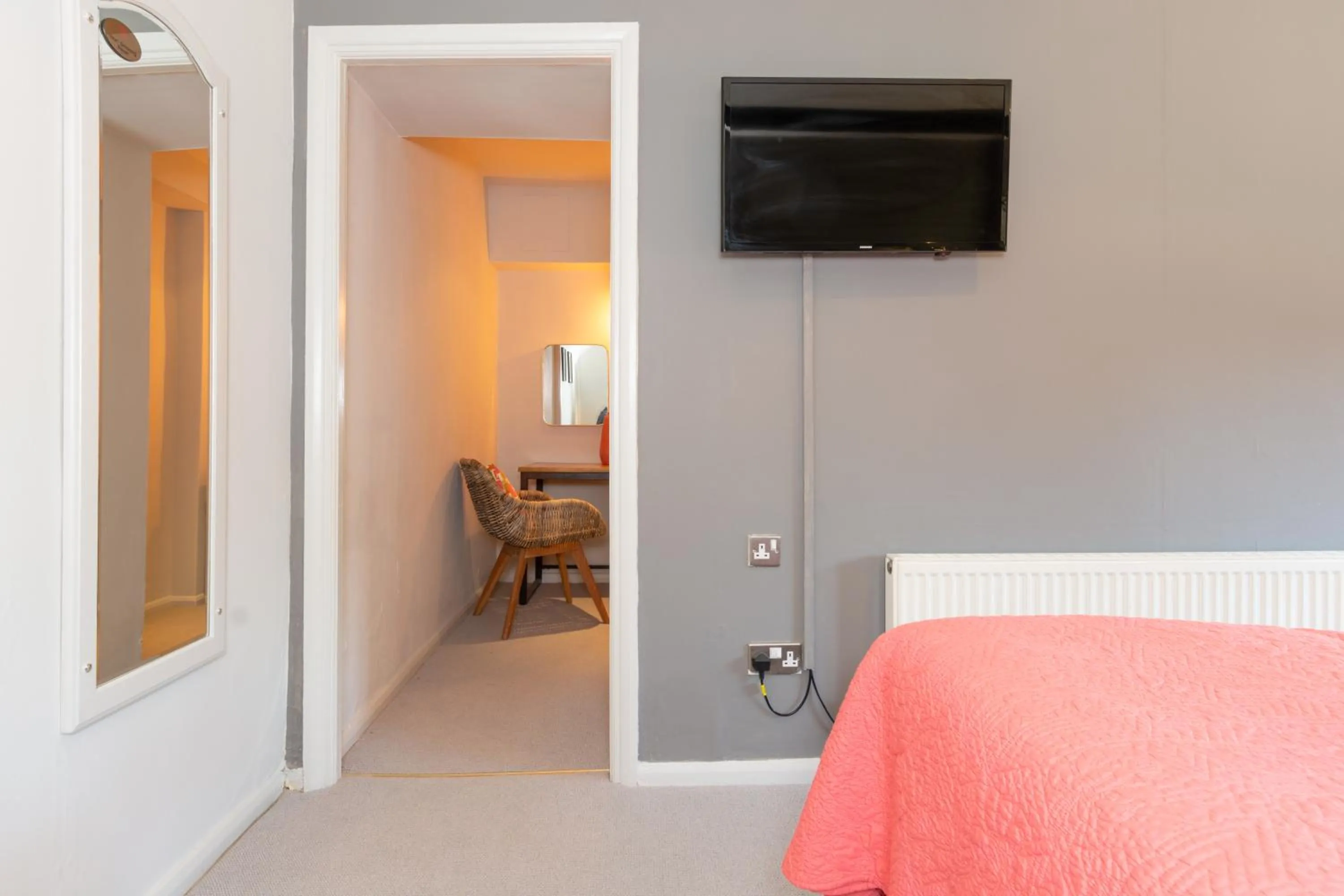 TV and multimedia, Bed in Jersey Arms Hotel Bicester