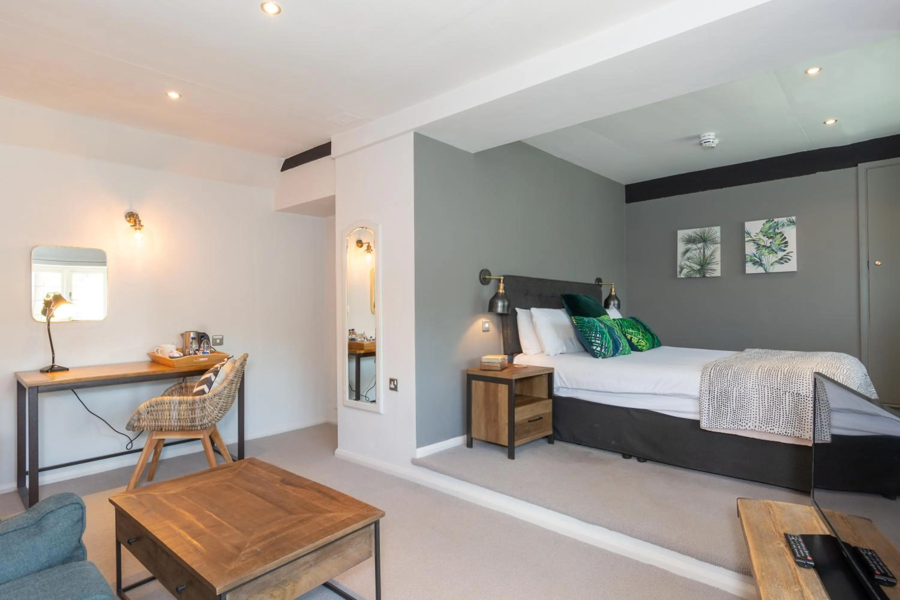 Photo of the whole room, Bed in Jersey Arms Hotel Bicester