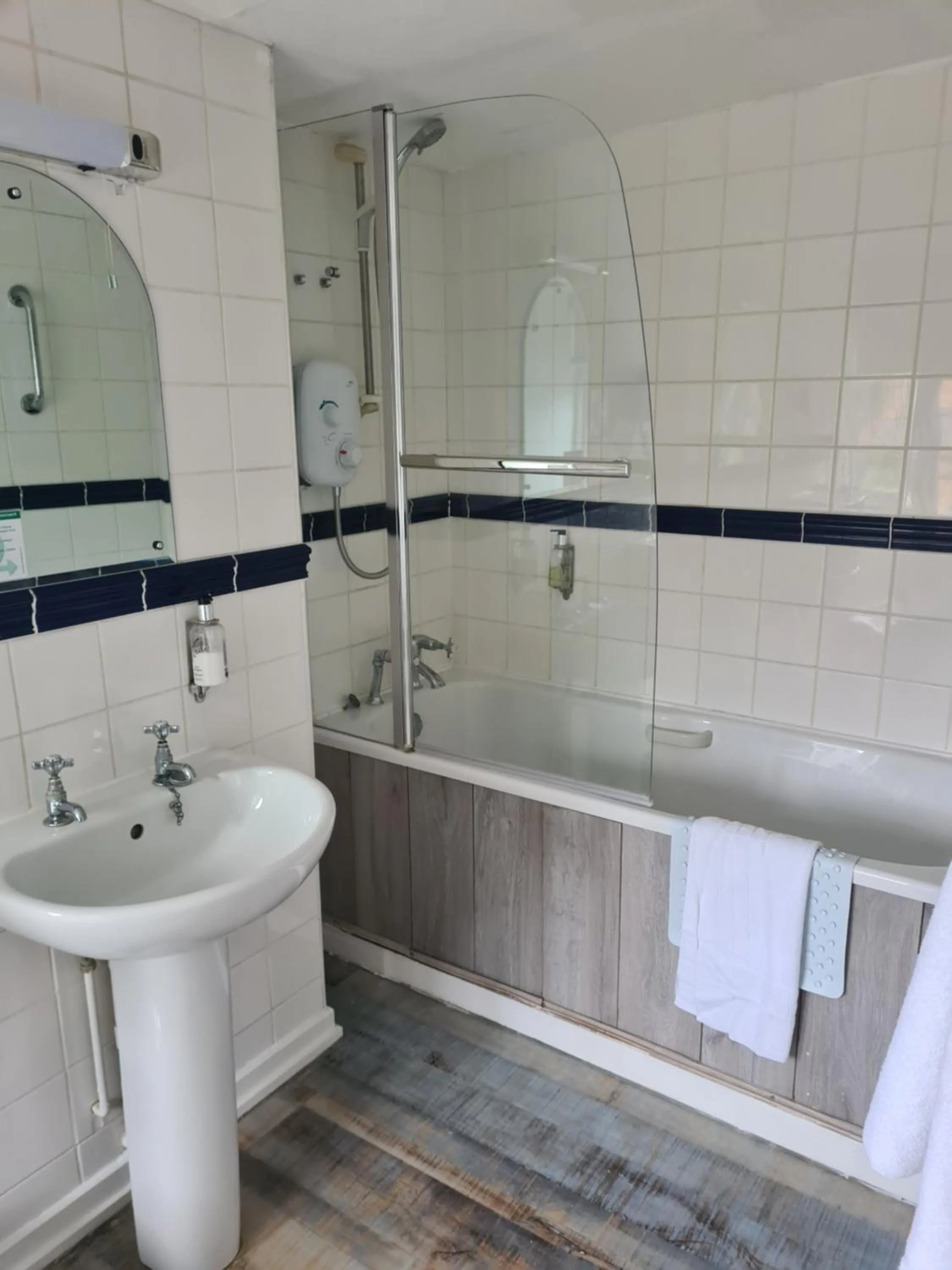 Bathroom in Jersey Arms Hotel Bicester